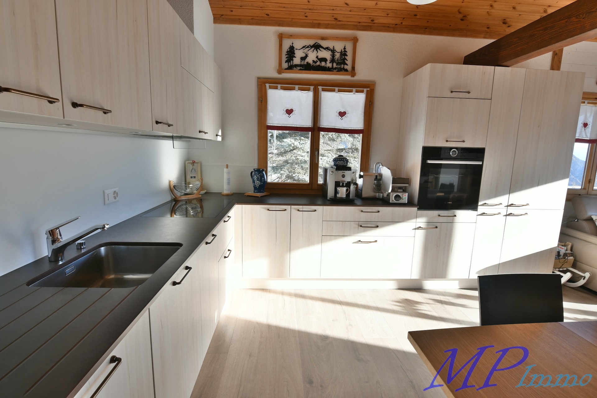 Helle moderne Wohnküche mit Holzdecke