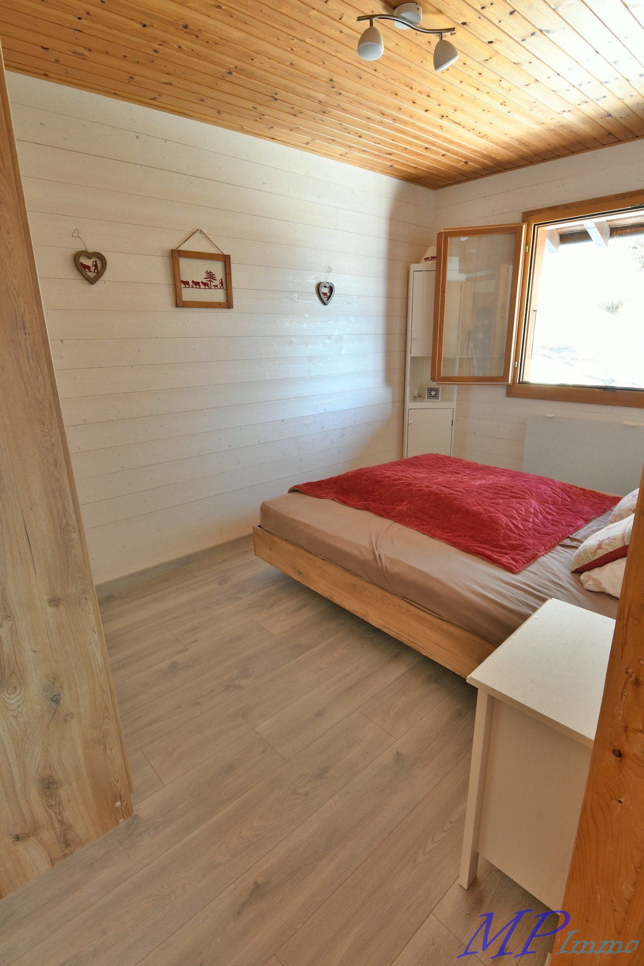 Gemütliches Schlafzimmer mit Holzverkleidung
