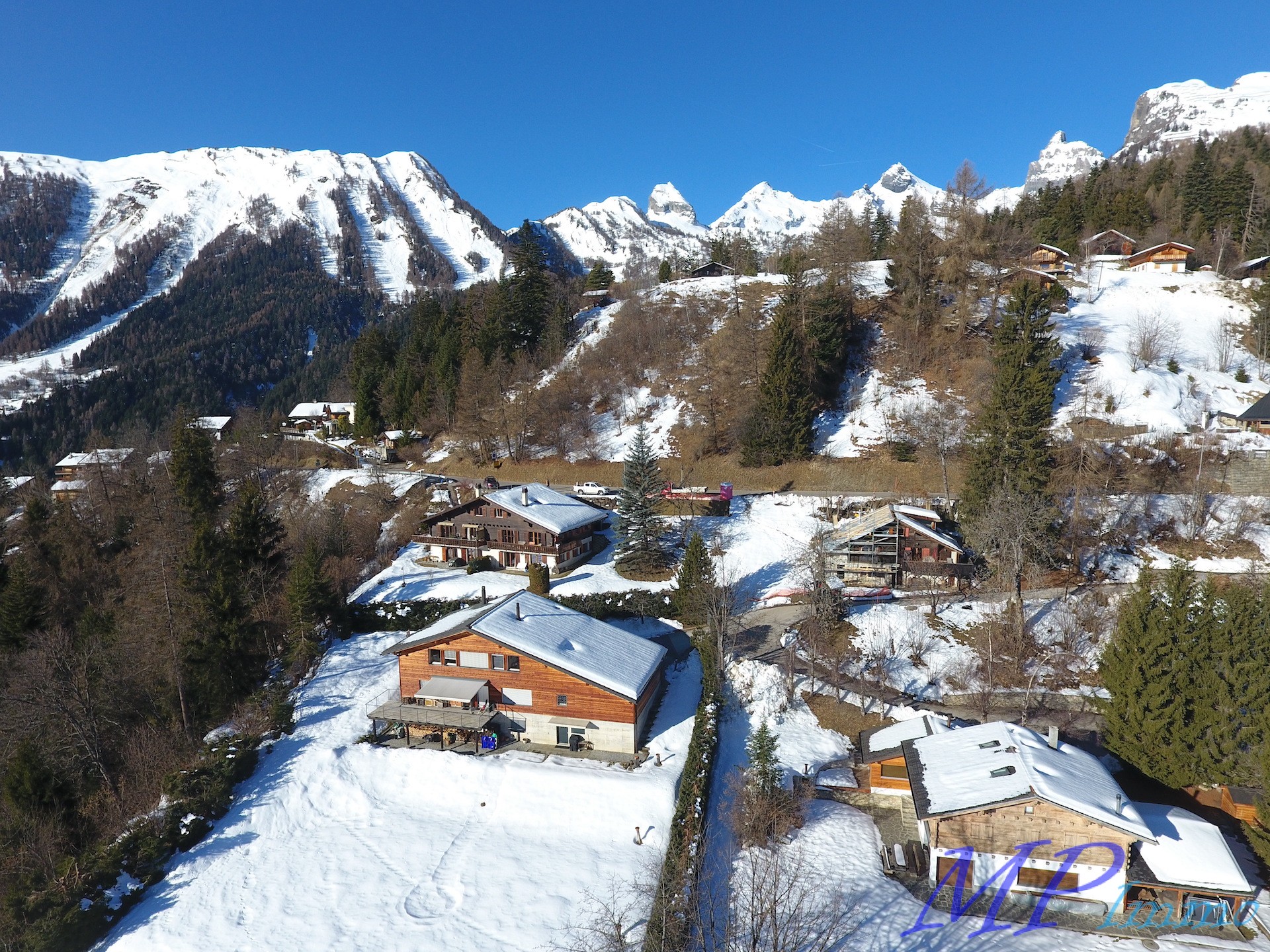 Schneebedecktes Alpen-Resort mit Chalets