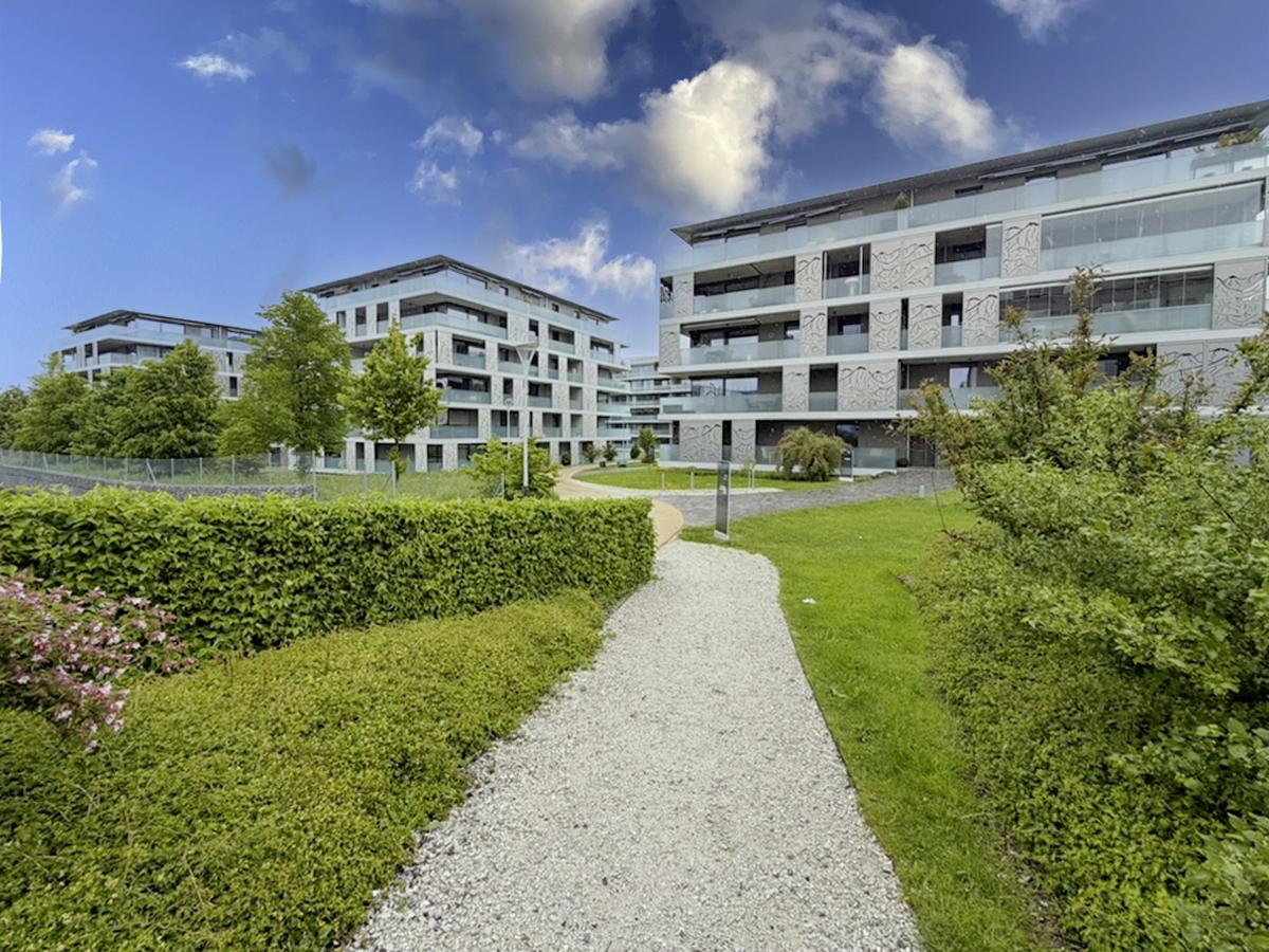 Moderner Wohnkomplex mit Grünanlage