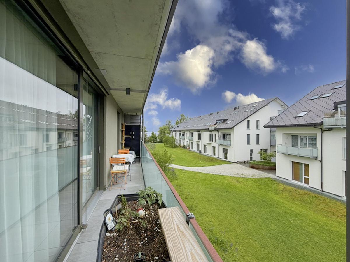Balkon mit Blick auf Wohnanlage