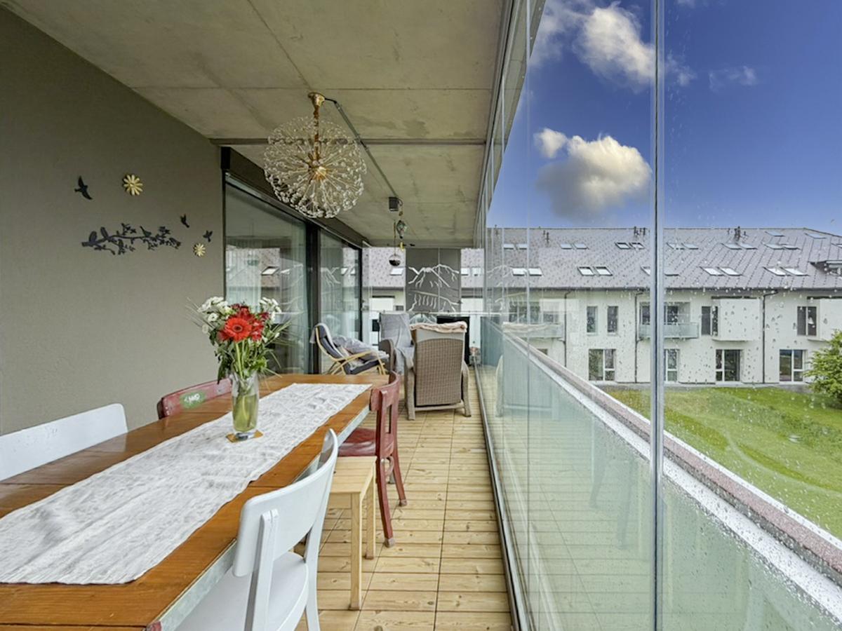 Überdachter Balkon mit Sitz- und Essbereich