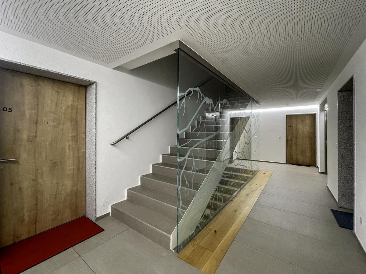 Treppenhausflur mit Glasgeländer