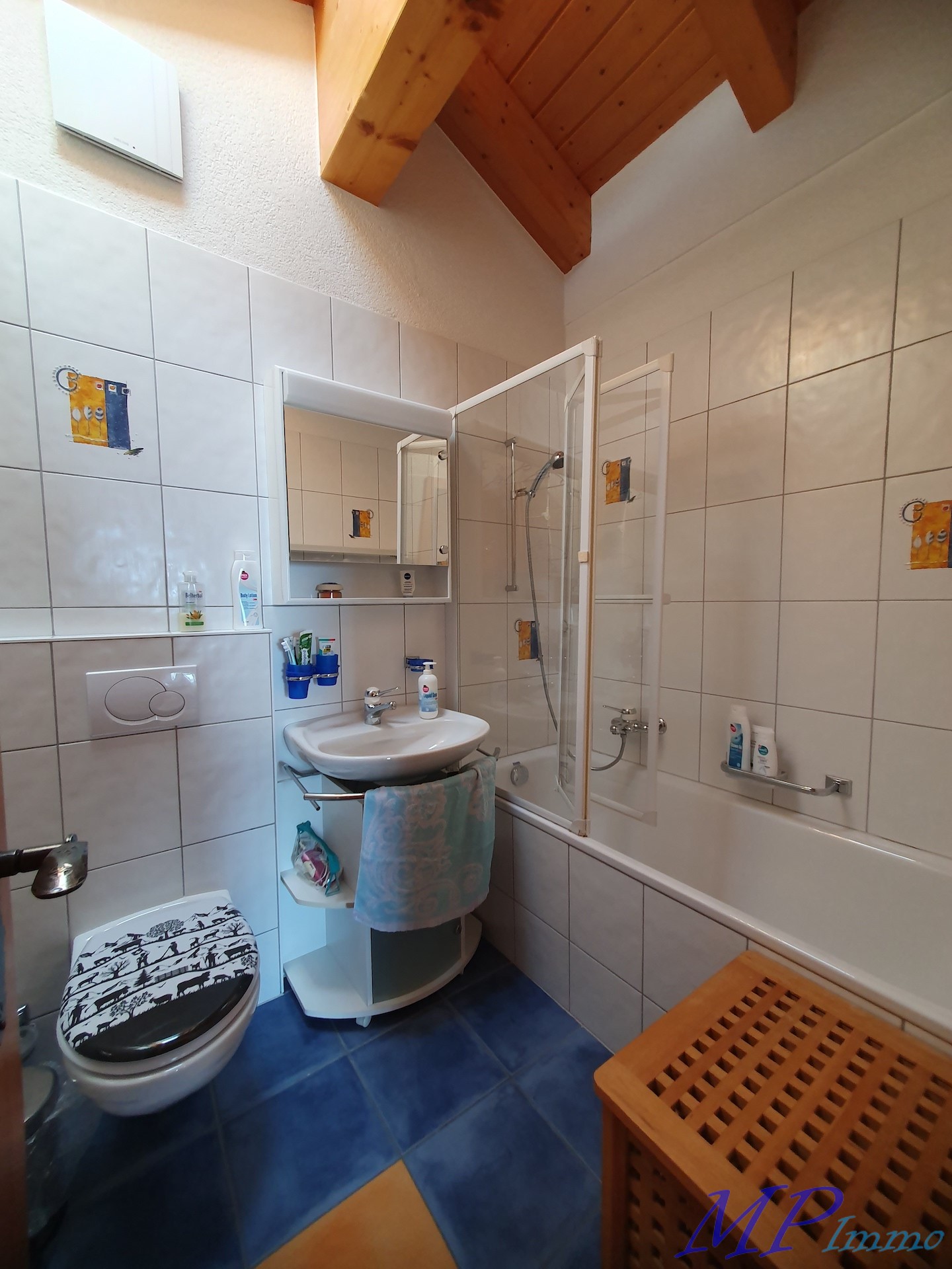Kleines Badezimmer mit Badewanne und Dachschräge