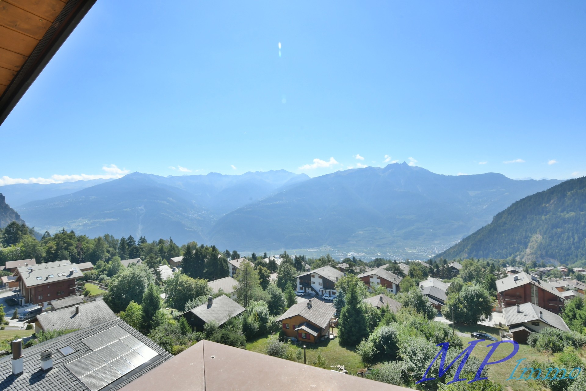 Alpenblick über Wohnhäuser
