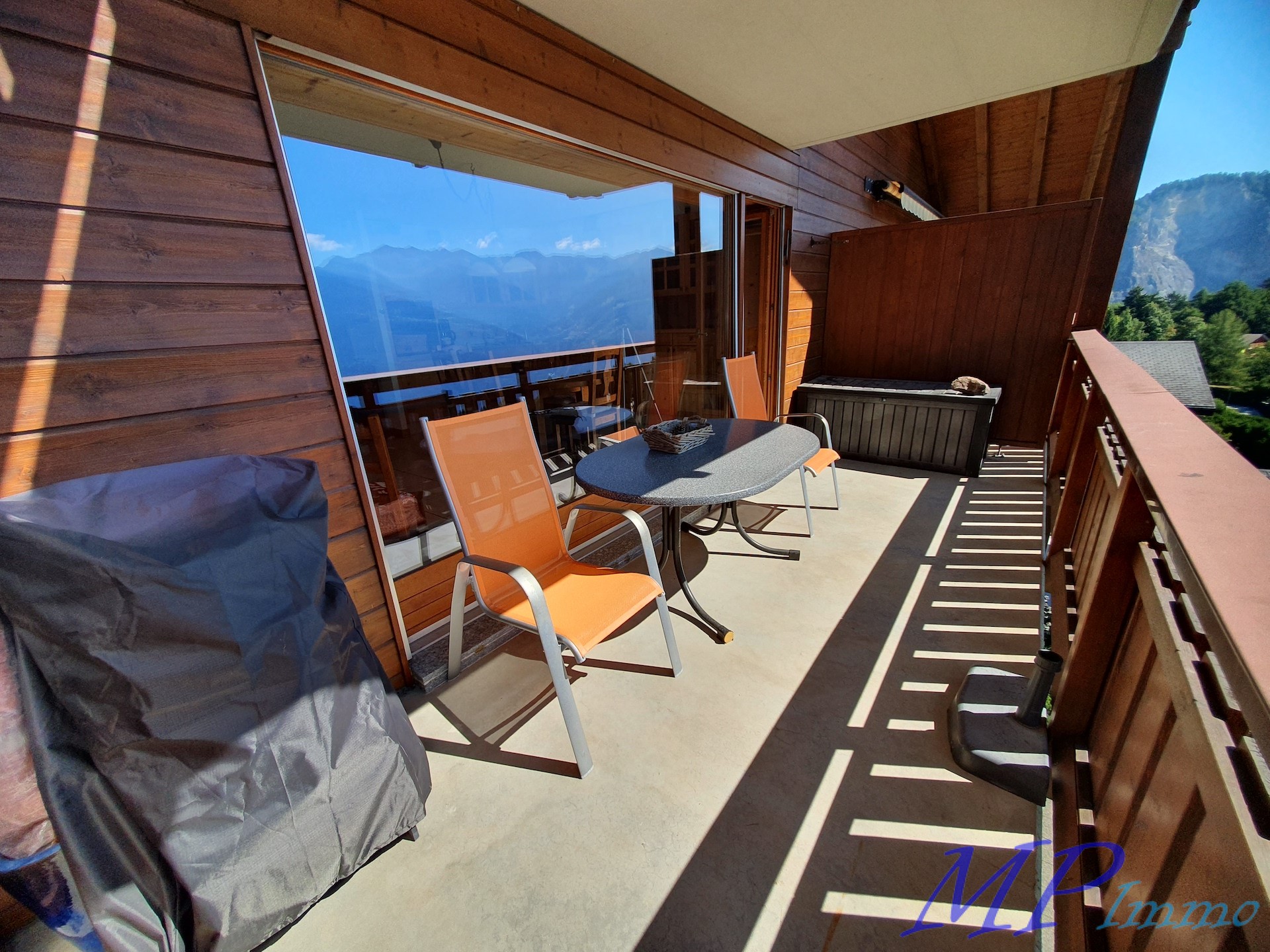 Balkon mit Bergblick