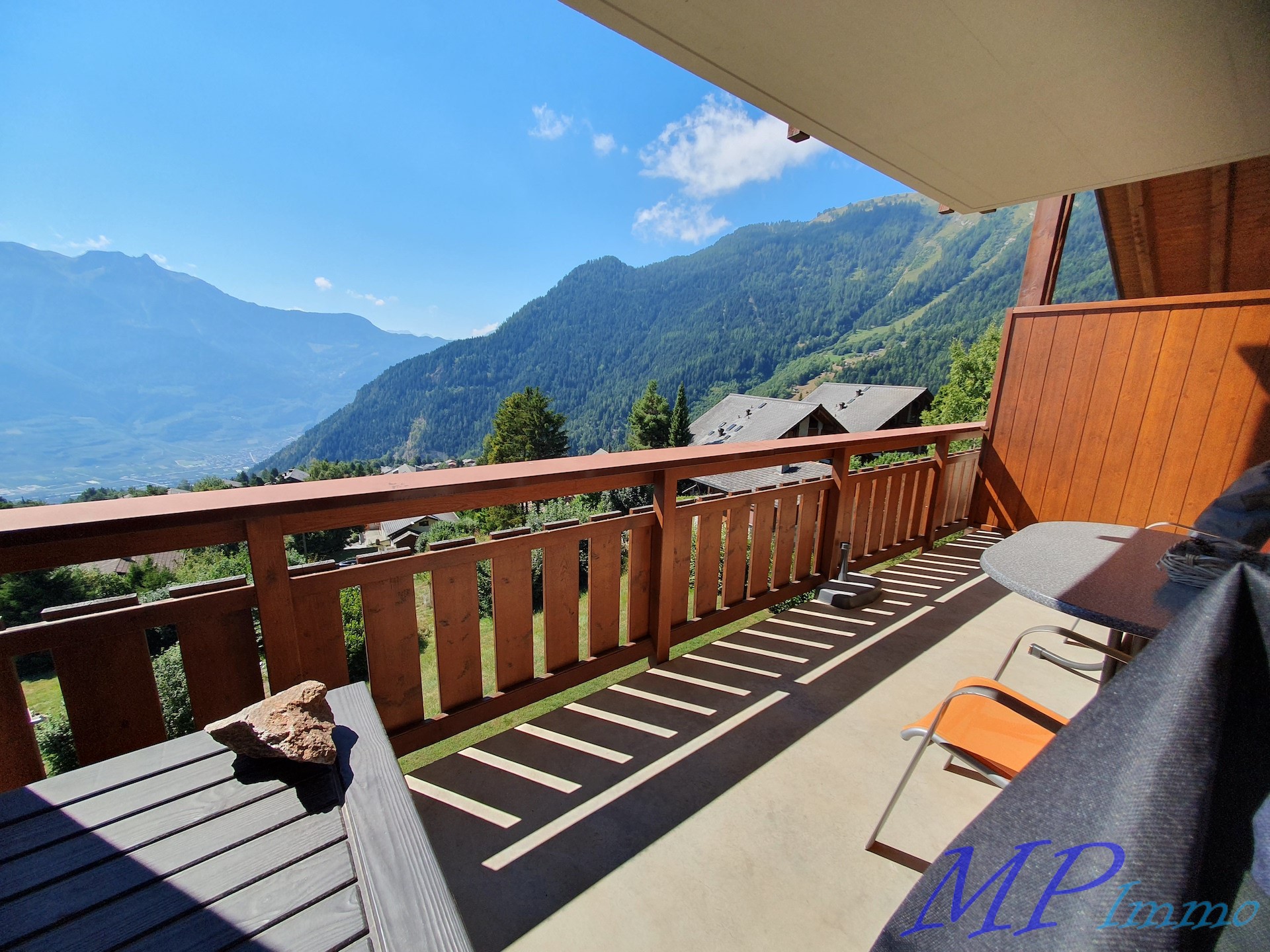 Balkon mit Bergpanorama
