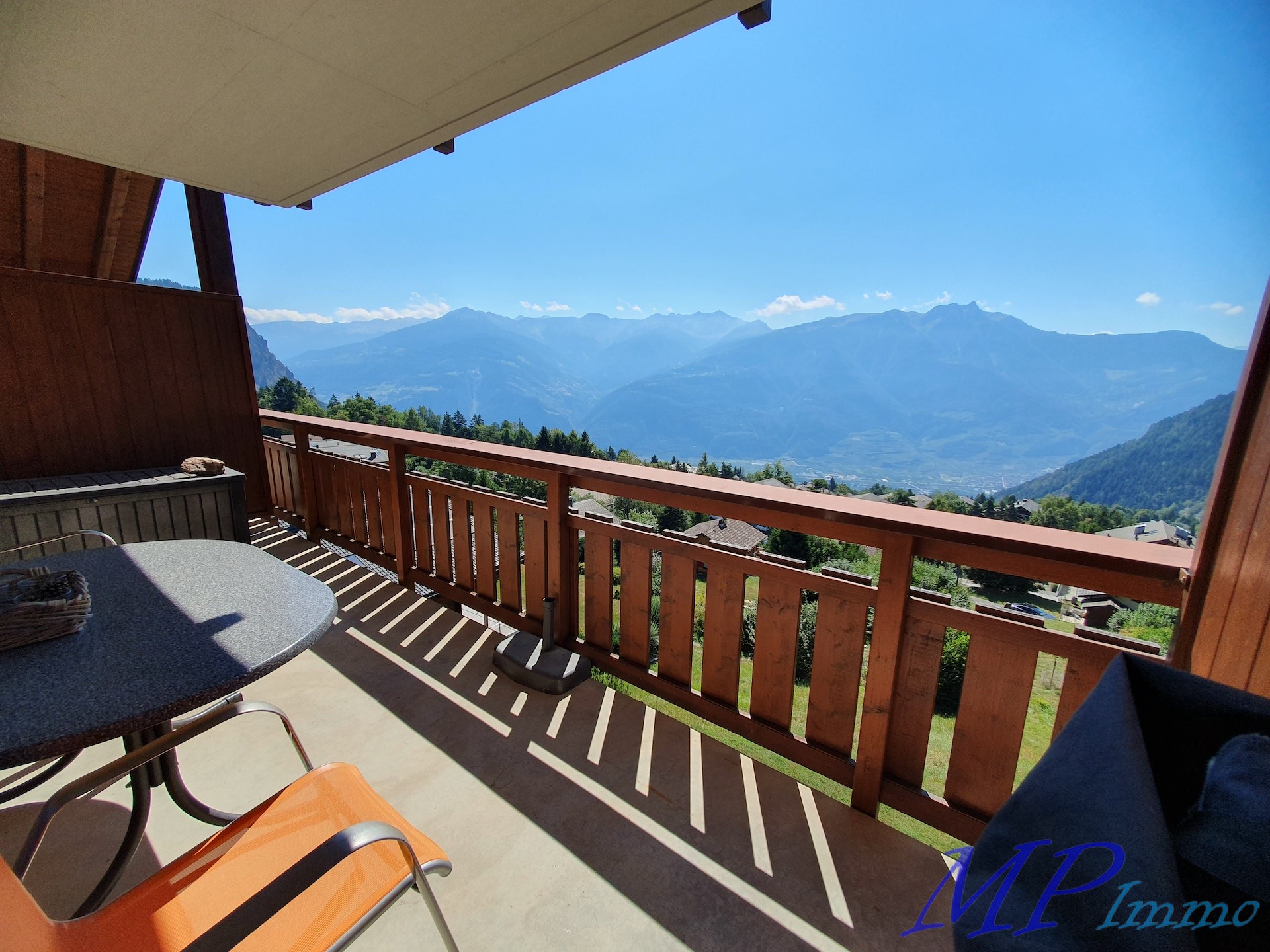 Balkon mit Bergpanorama