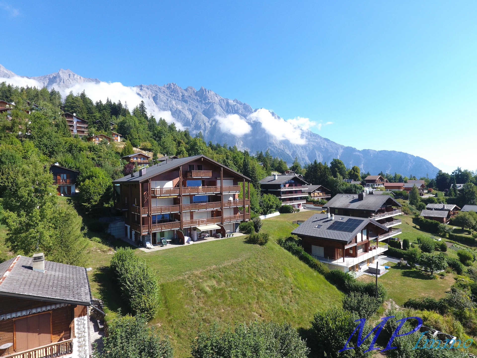 Alpenwohnanlage mit Bergpanorama