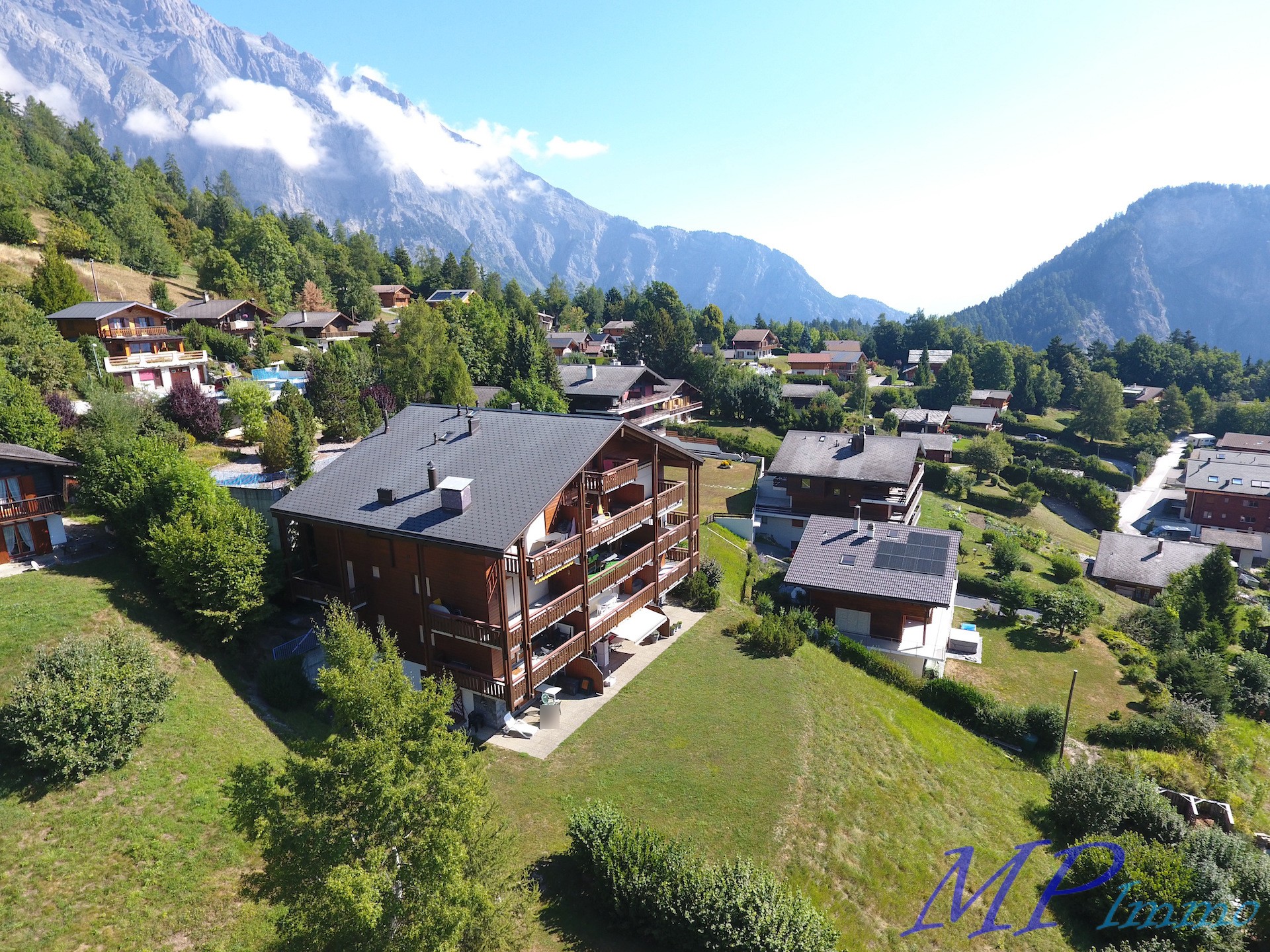 Alpine Wohnanlage mit Bergpanorama