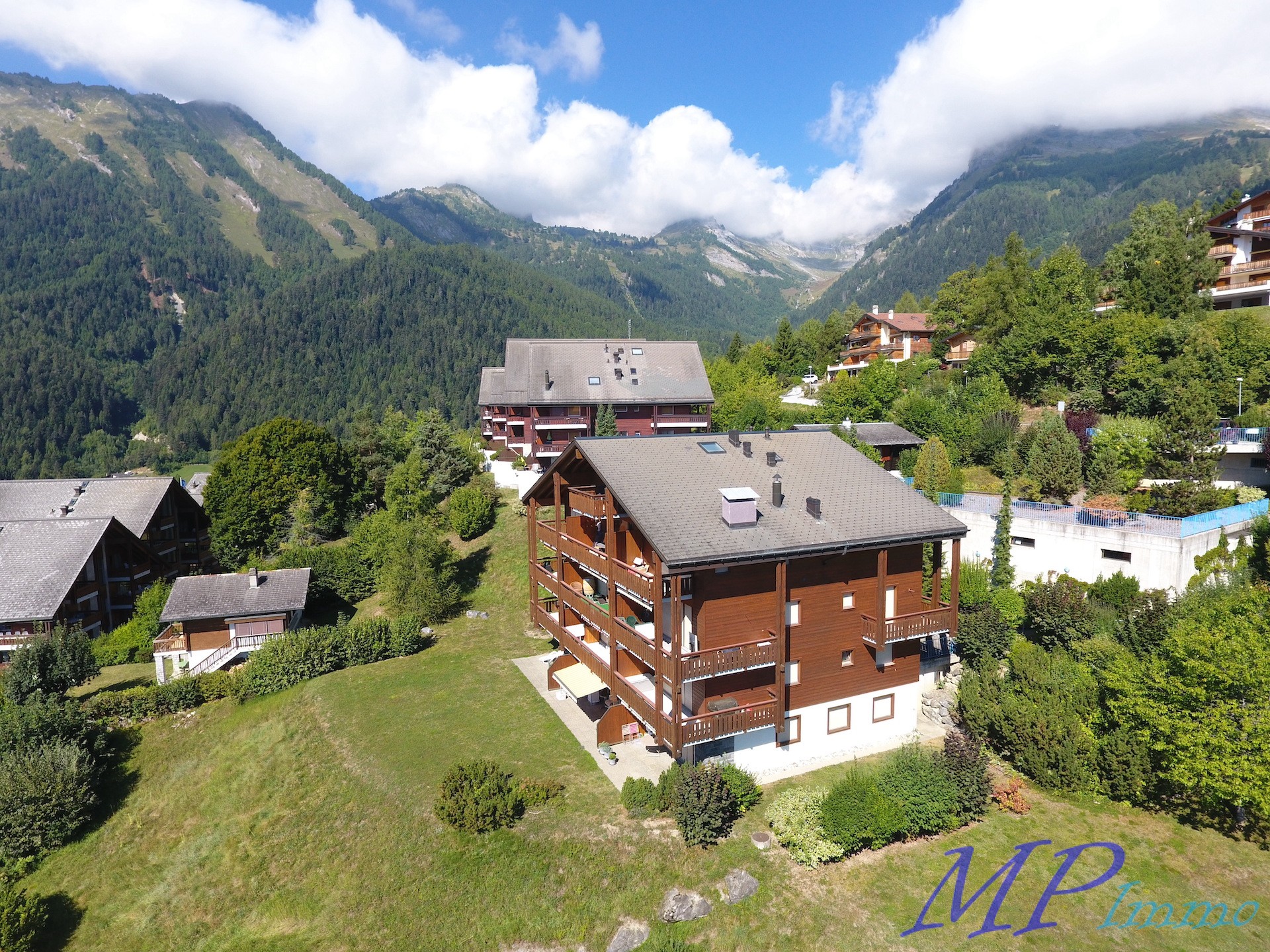 Alpines Mehrfamilienhaus mit Bergblick