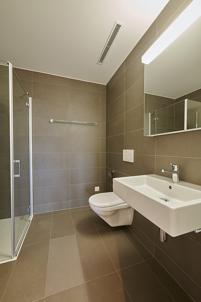 Modernes Badezimmer mit bodengleicher Dusche und Waschtisch