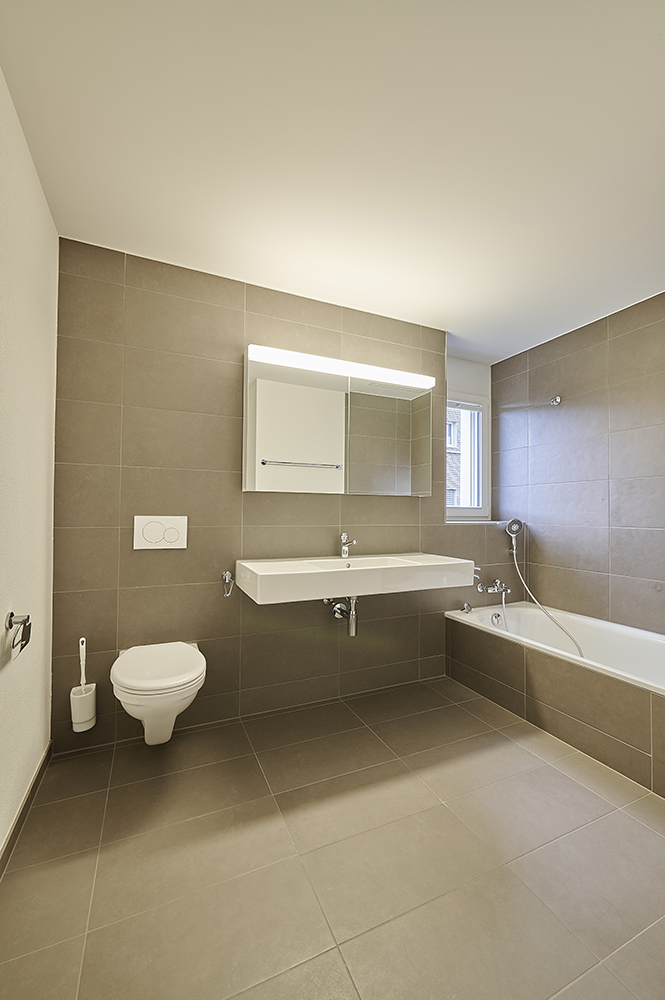 Modernes Badezimmer mit Wanne und wandhängendem WC
