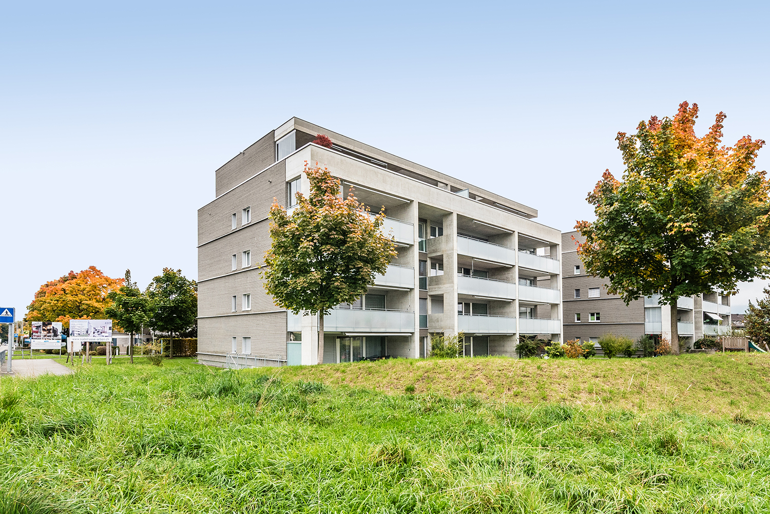 Modernes Mehrfamilienhaus mit Grünfläche