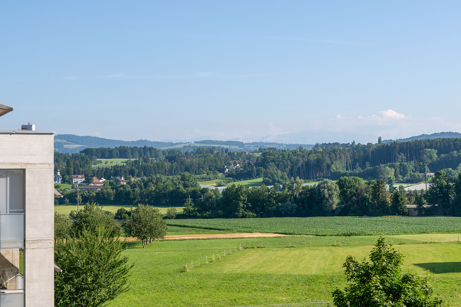 Landschaftsblick mit moderner Gebäudekante