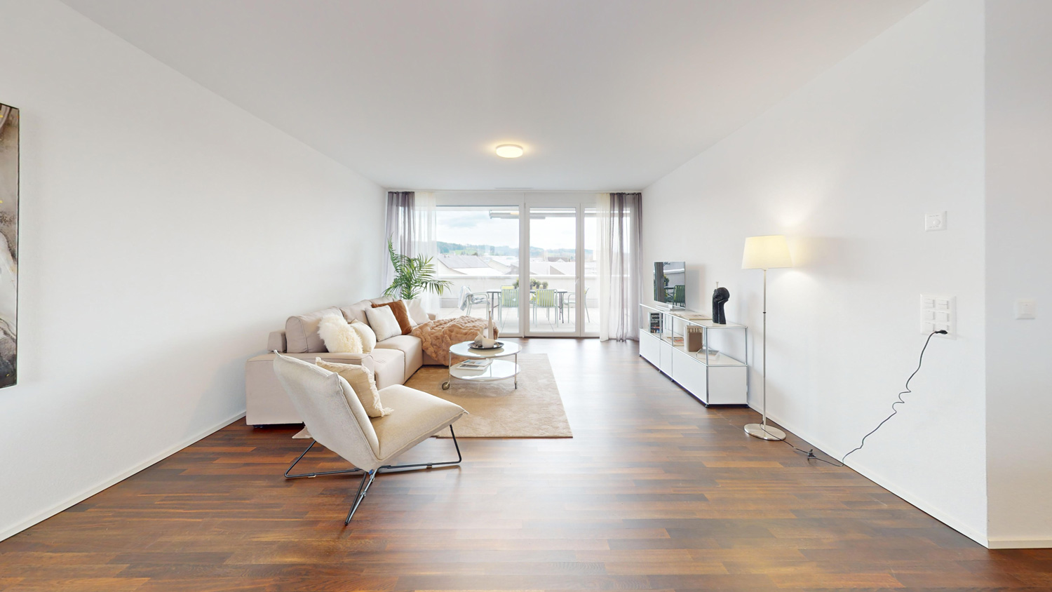 Helles Wohnzimmer mit Balkonblick