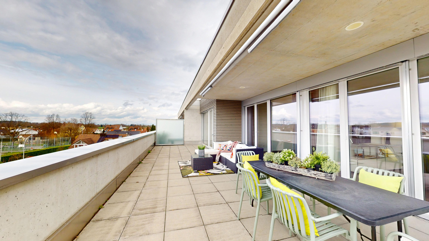Dachterrasse mit Sitz- und Essbereich
