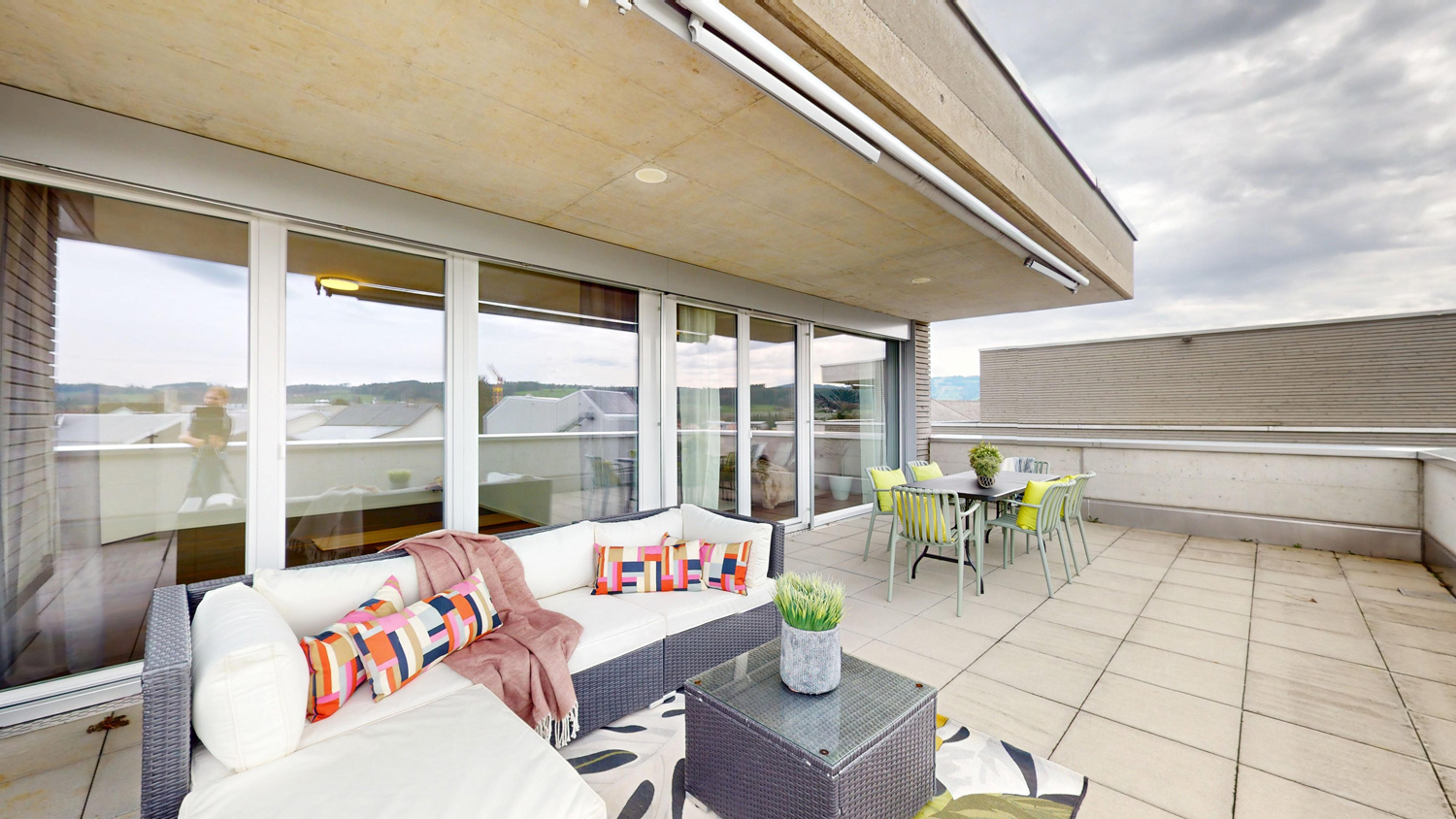 Große Dachterrasse mit Sitzgruppe und Esstisch
