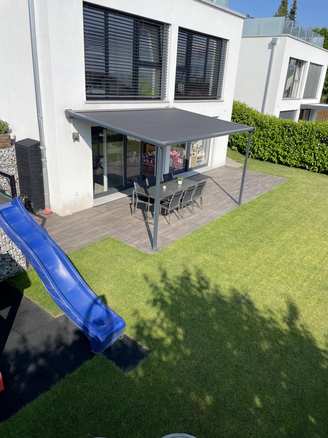 Modernes Einfamilienhaus mit Garten und Terrassenbereich