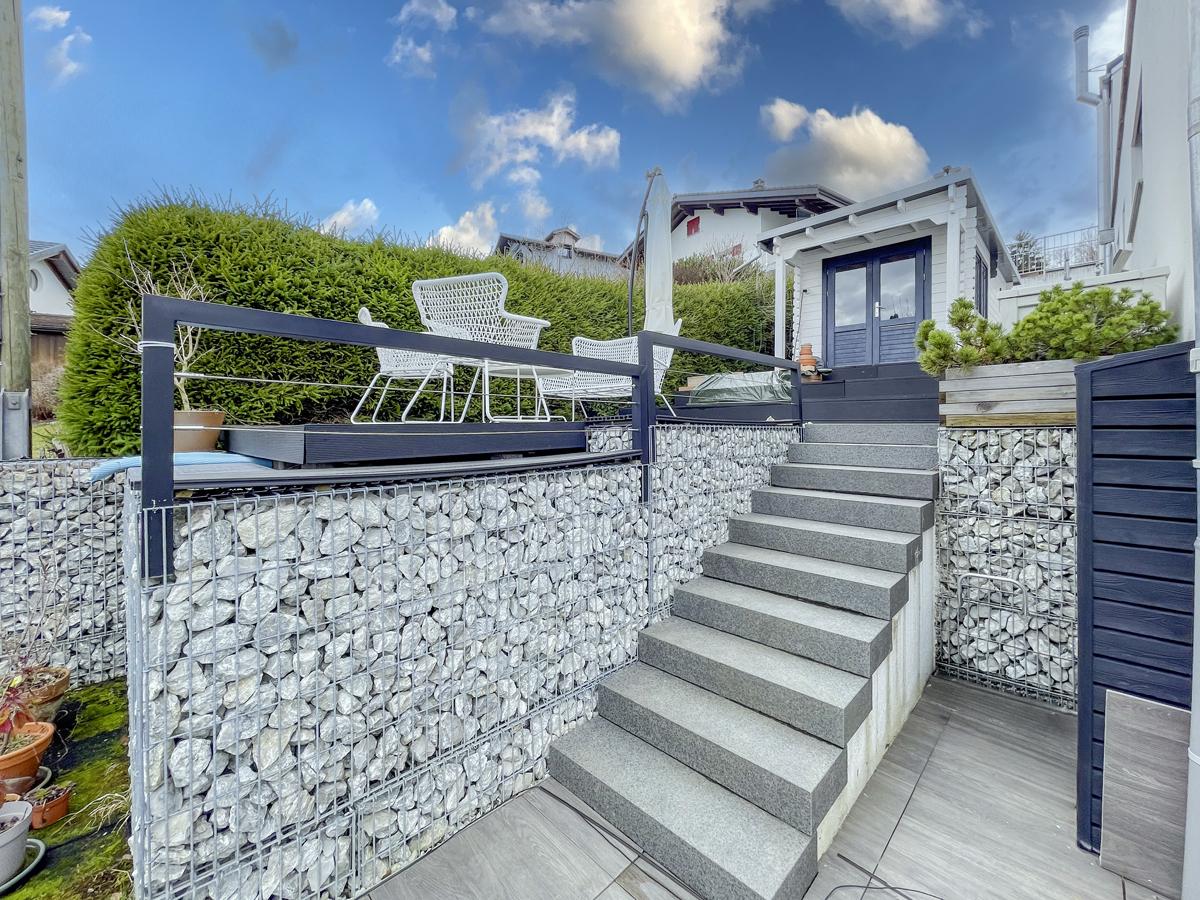 Moderner Gartenaufgang mit Terrasse