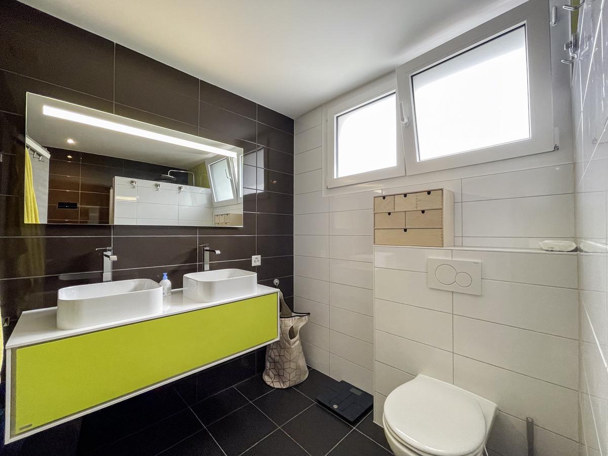 Modernes Bad mit Doppelwaschtisch und WC