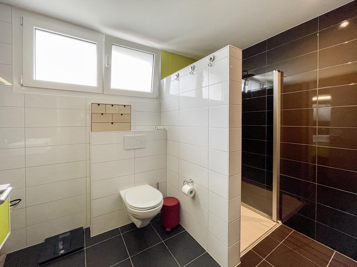 Modernes Badezimmer mit WC und Dusche