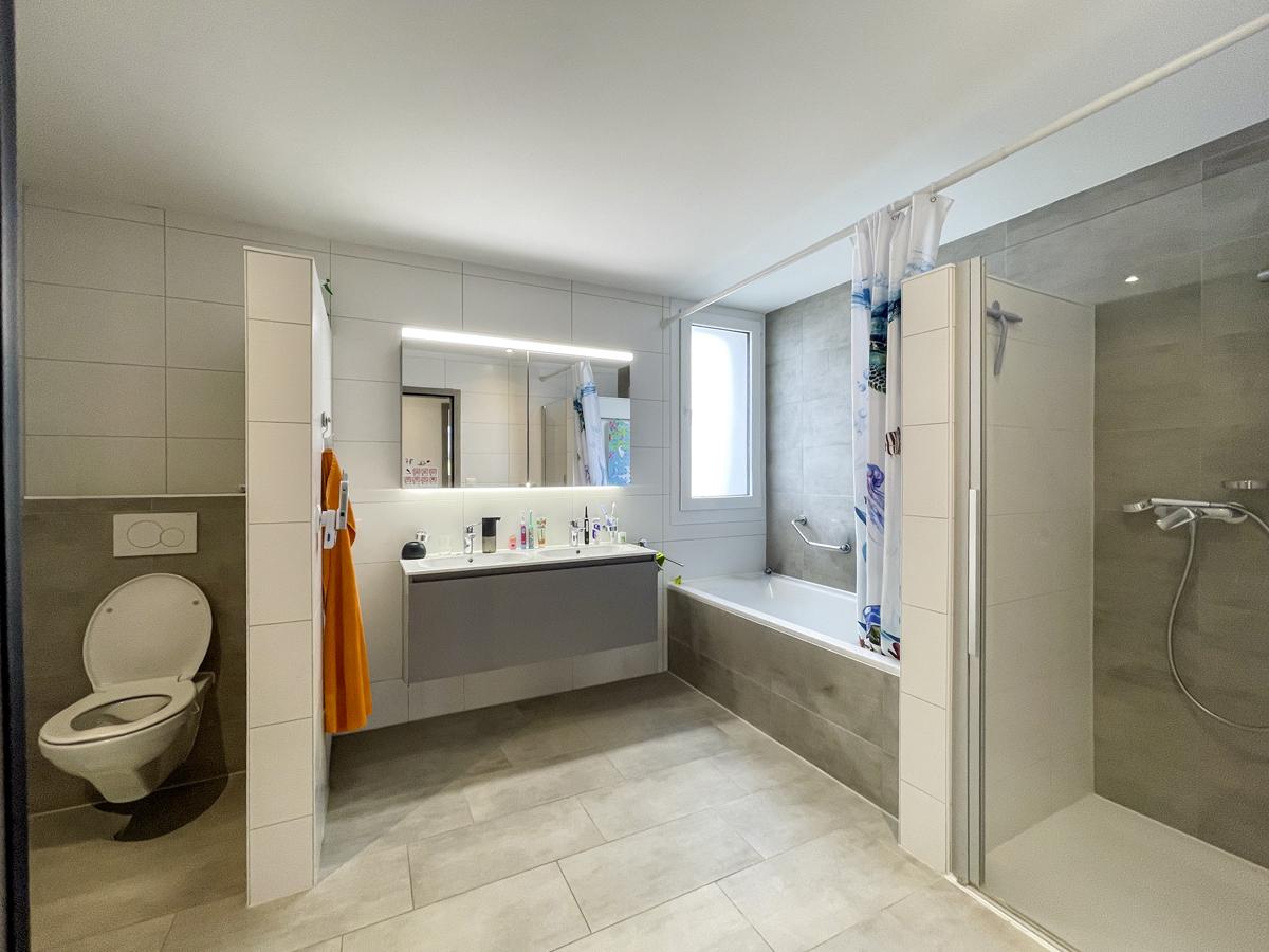 Modernes Badezimmer mit Badewanne, Dusche und WC