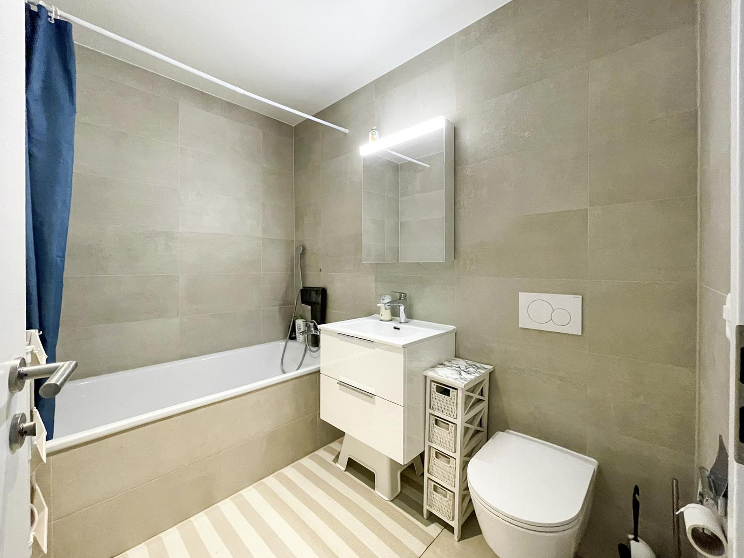 Modernes Bad mit Wanne und WC