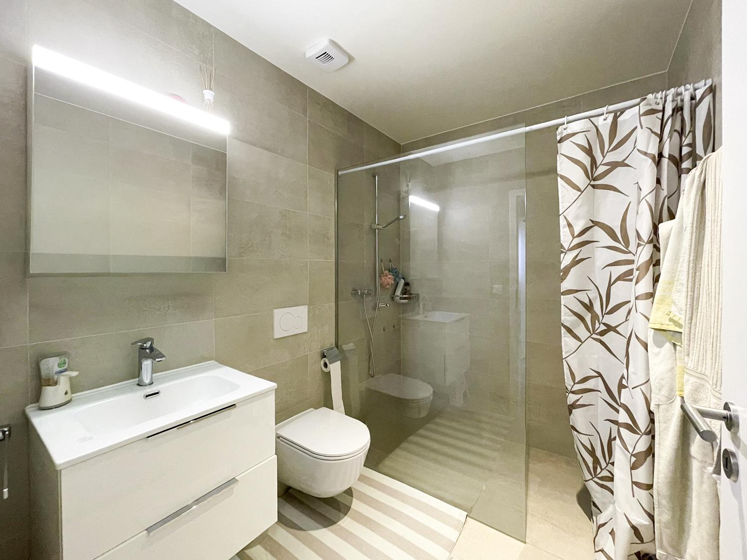 Modernes Badezimmer mit Dusche und Waschtisch