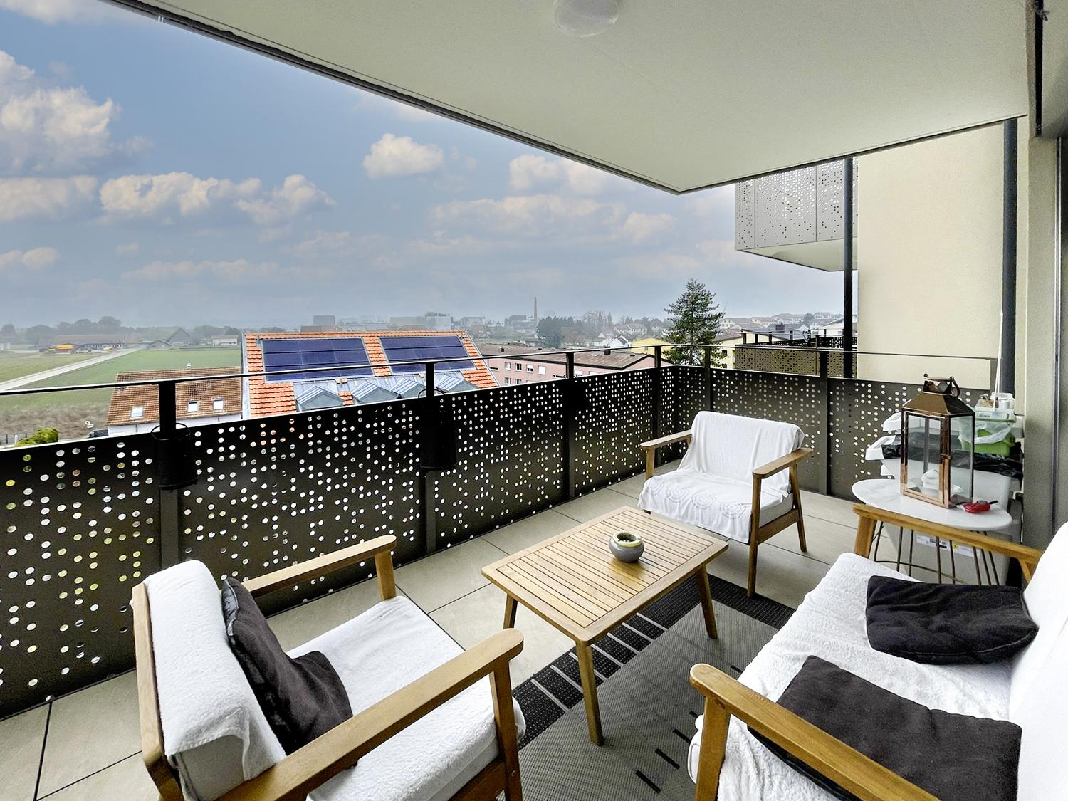 Balkon mit Sitzgruppe und Fernblick