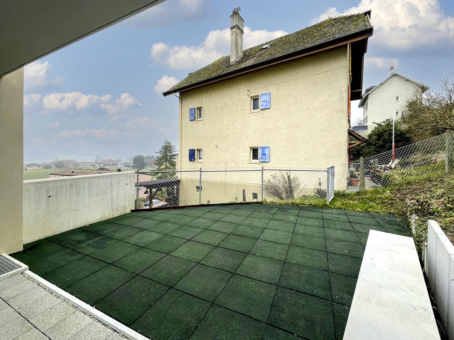 Terrasse mit Blick auf ein Wohnhaus und die Umgebung