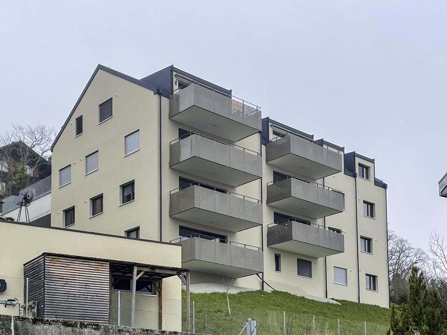 Mehrfamilienhaus mit Balkonen