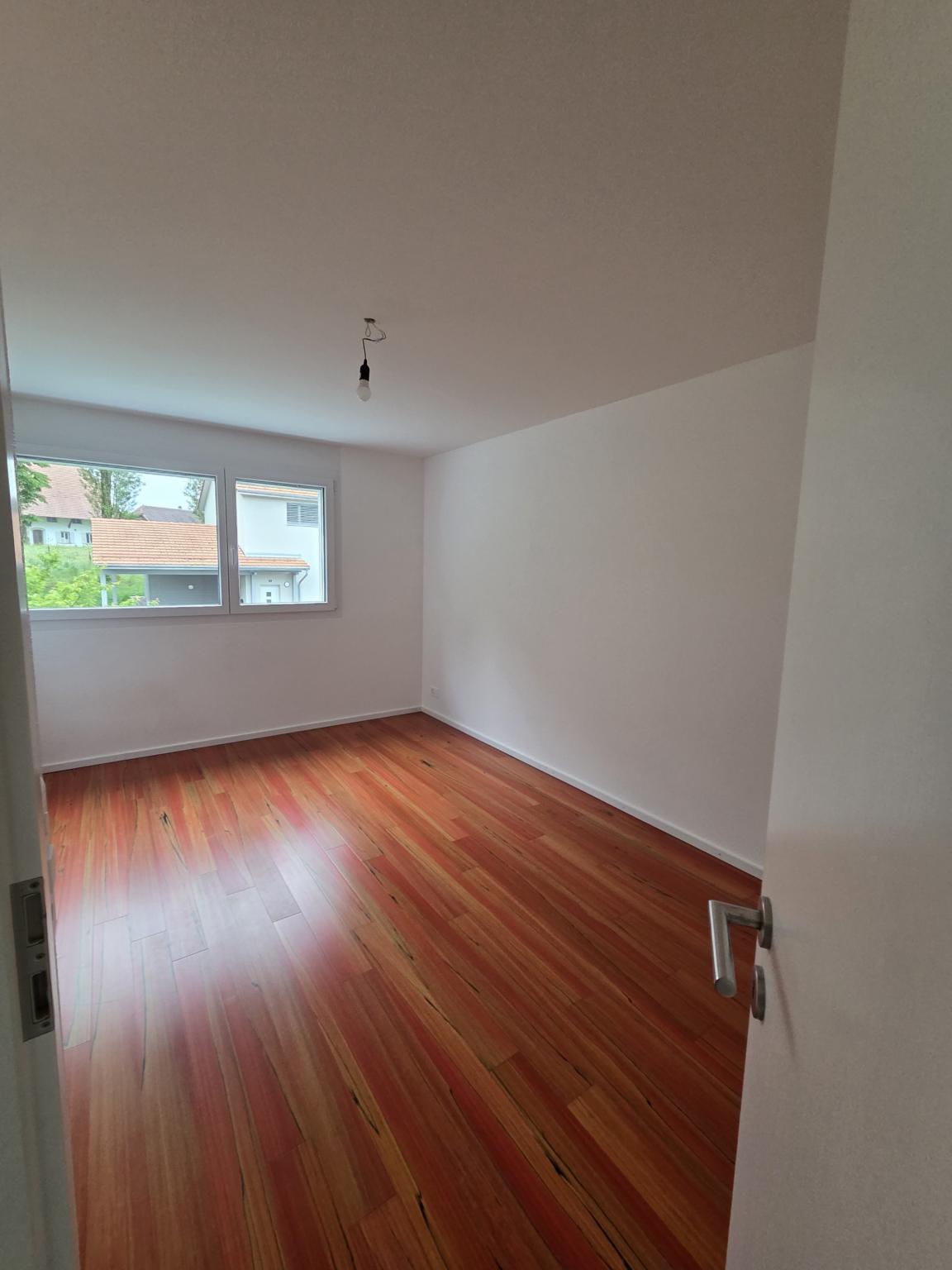 Leeres Zimmer mit Holzboden und Fenster
