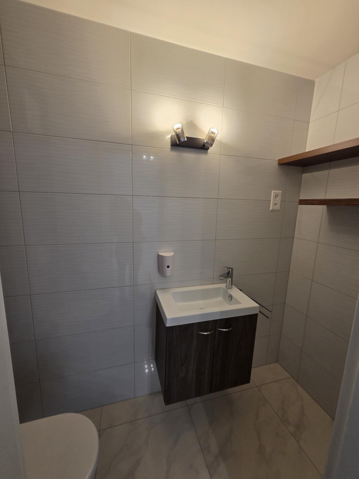 Modernes Badezimmer mit Wandwaschbecken