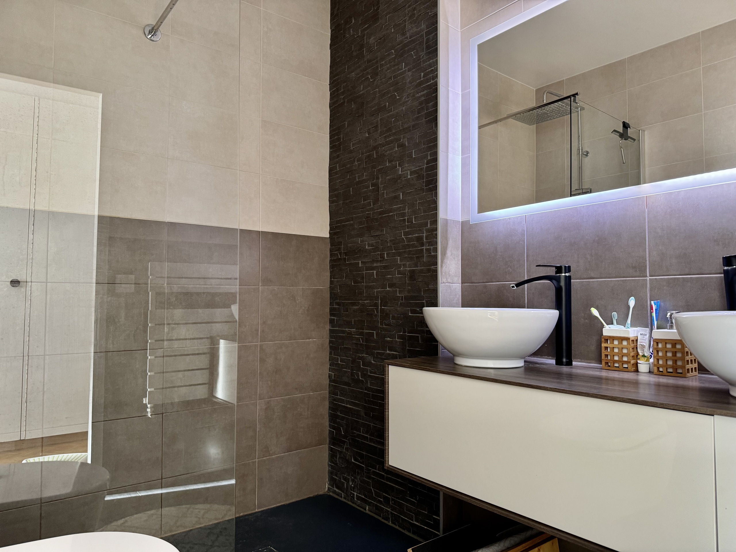 Modernes Badezimmer mit Doppelwaschtisch und Walk-in-Dusche