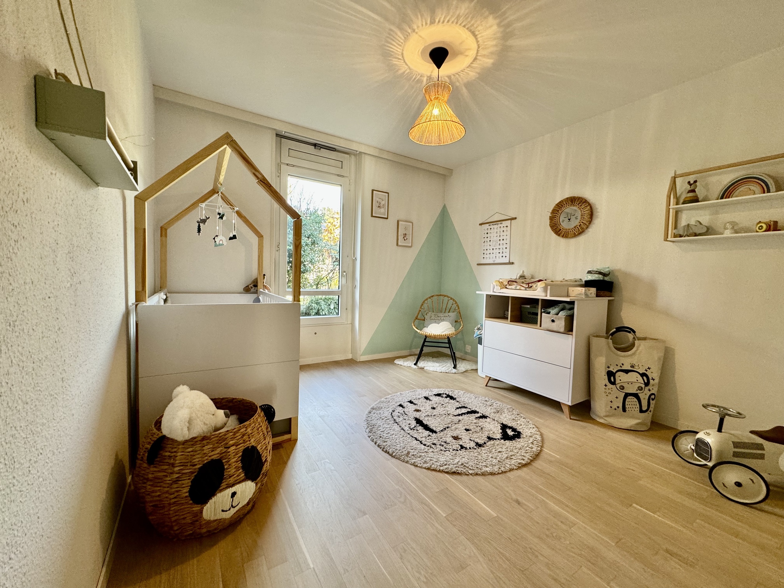Kindgerecht eingerichtetes Kinderzimmer