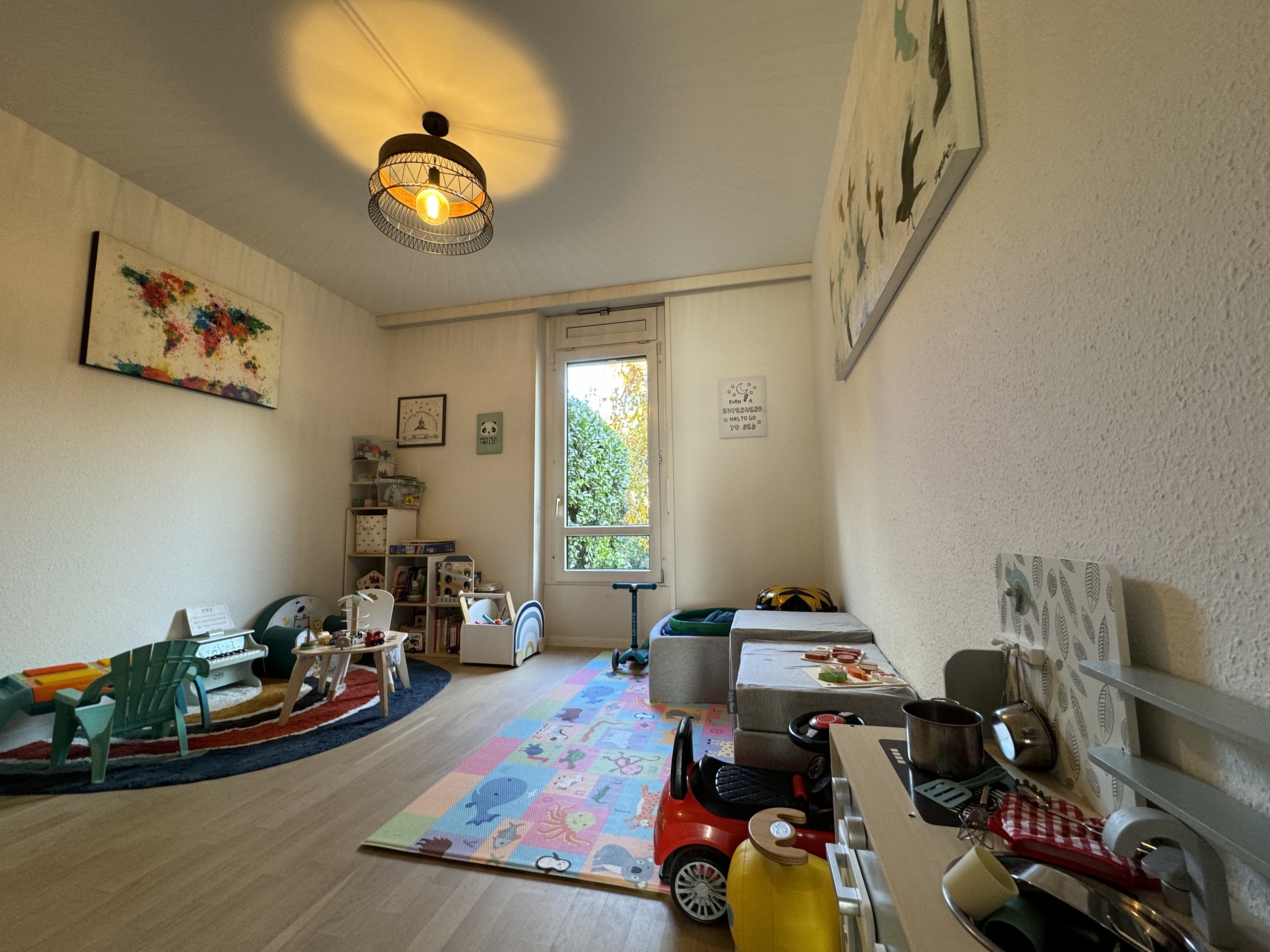 Kinderspielzimmer mit Tageslicht
