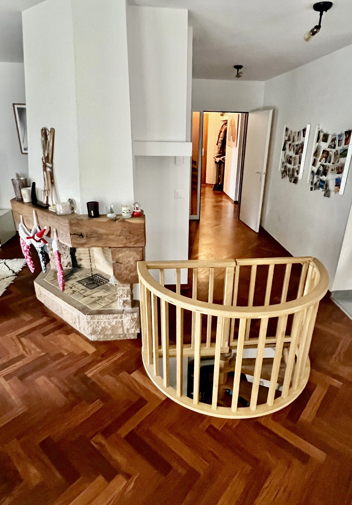 Wohnzimmer mit Kamin und Treppenabgang