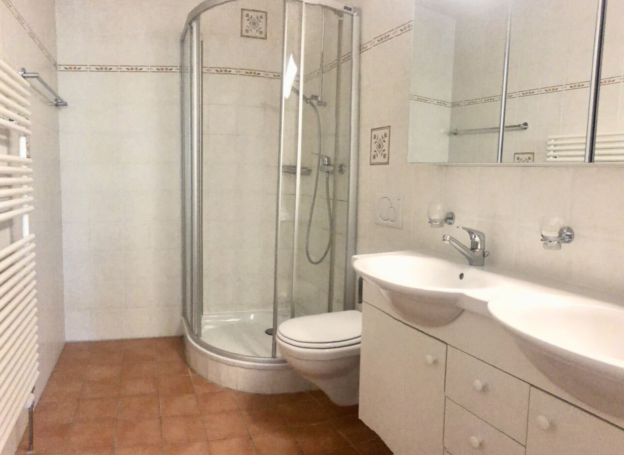 Badezimmer mit Dusche und Doppelwaschtisch