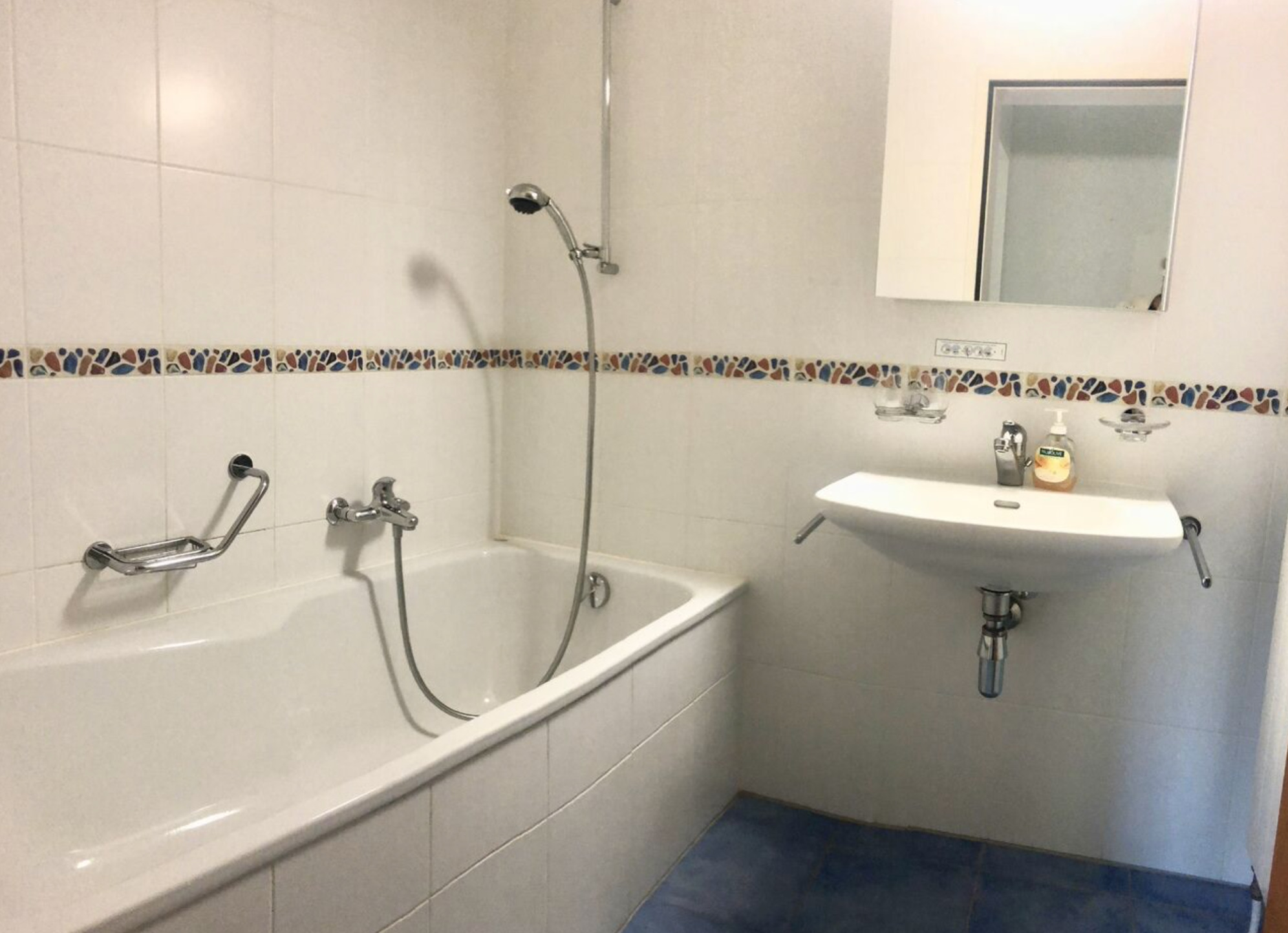 Badezimmer mit Badewanne und Waschtisch