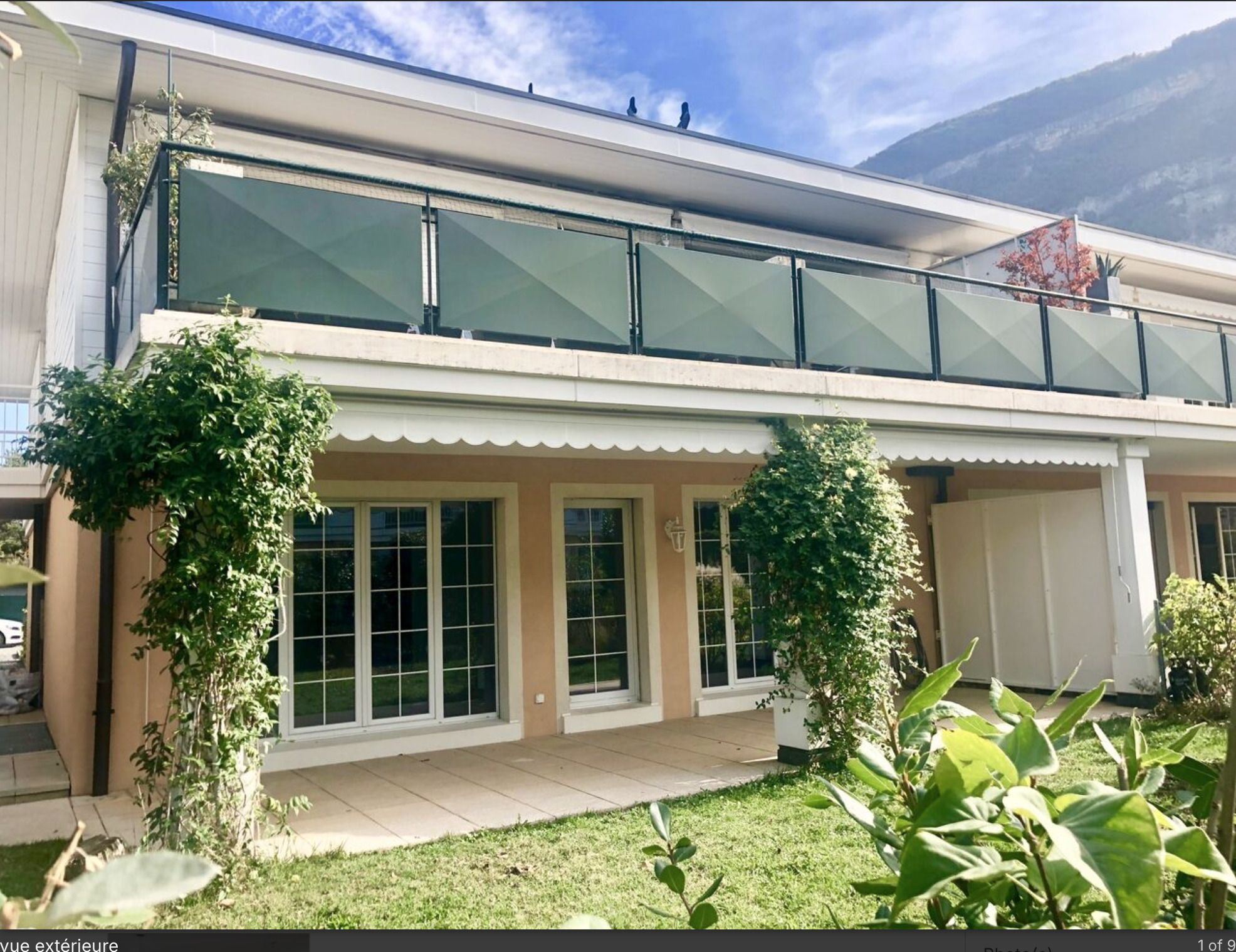 Außenansicht eines modernen Wohnhauses mit Balkon und Garten
