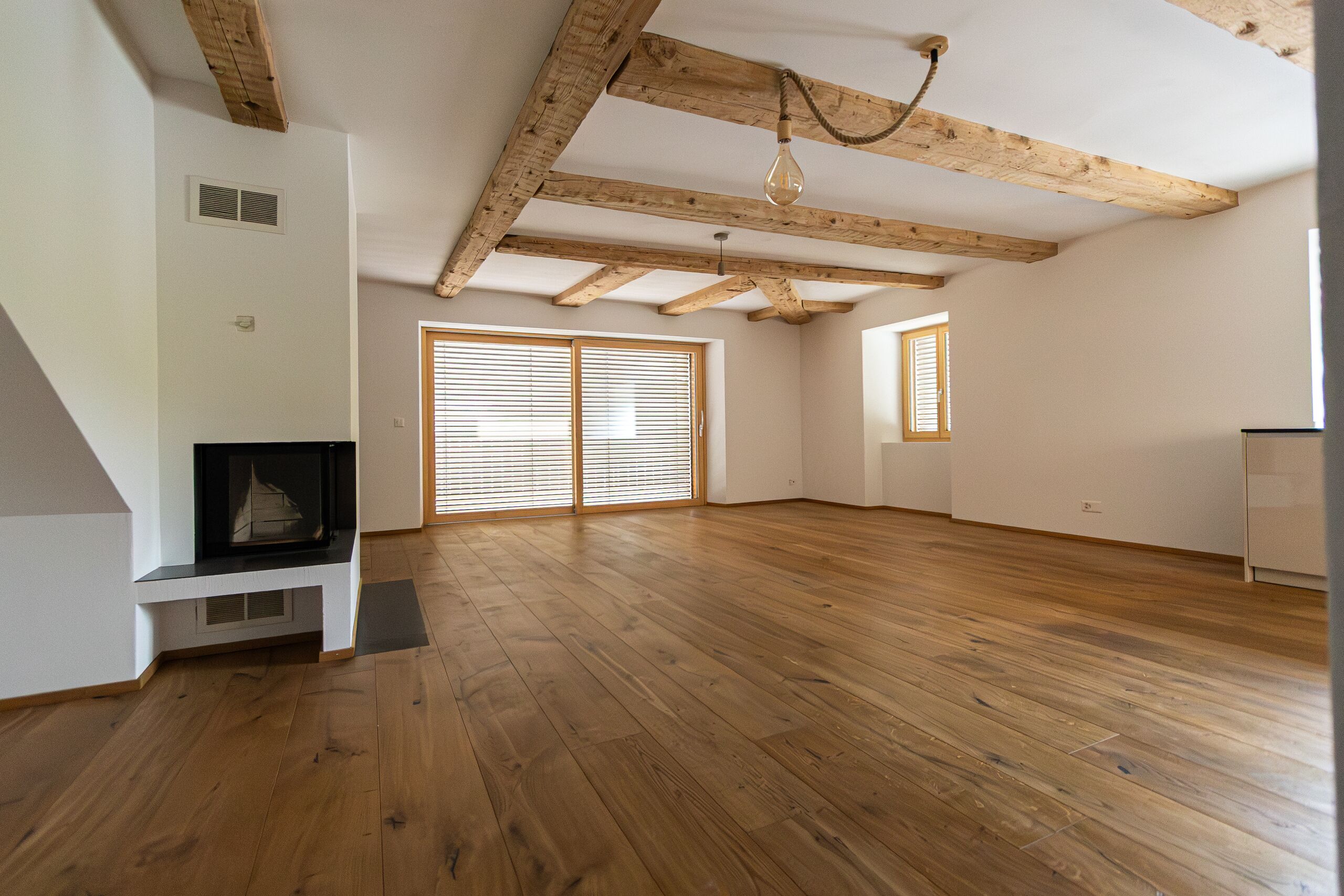 Heller Wohnraum mit Holzbalkendecke