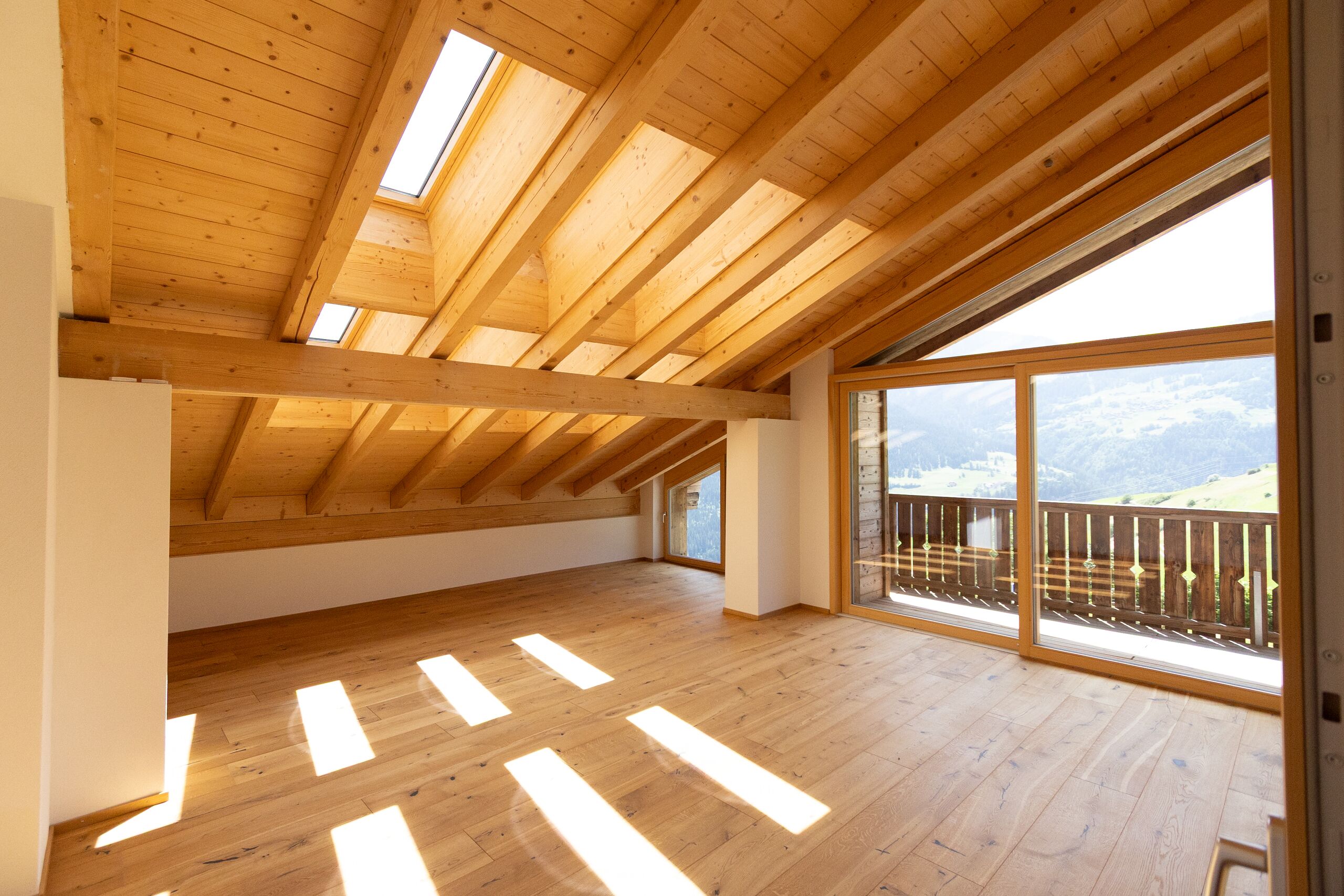 Lichtdurchfluteter Dachraum mit Holzsichtdach