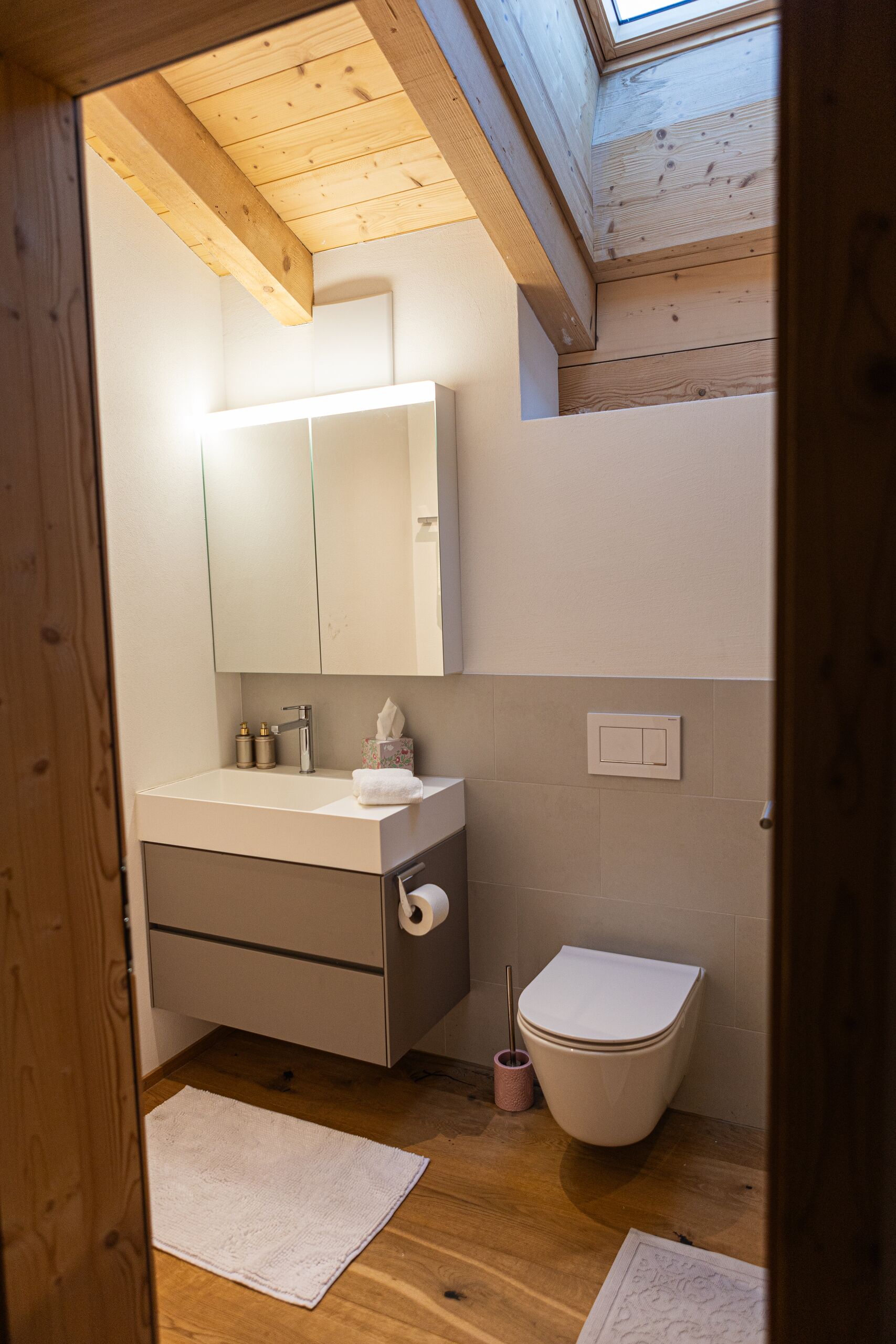 Kompaktes Badezimmer unter Dachschräge