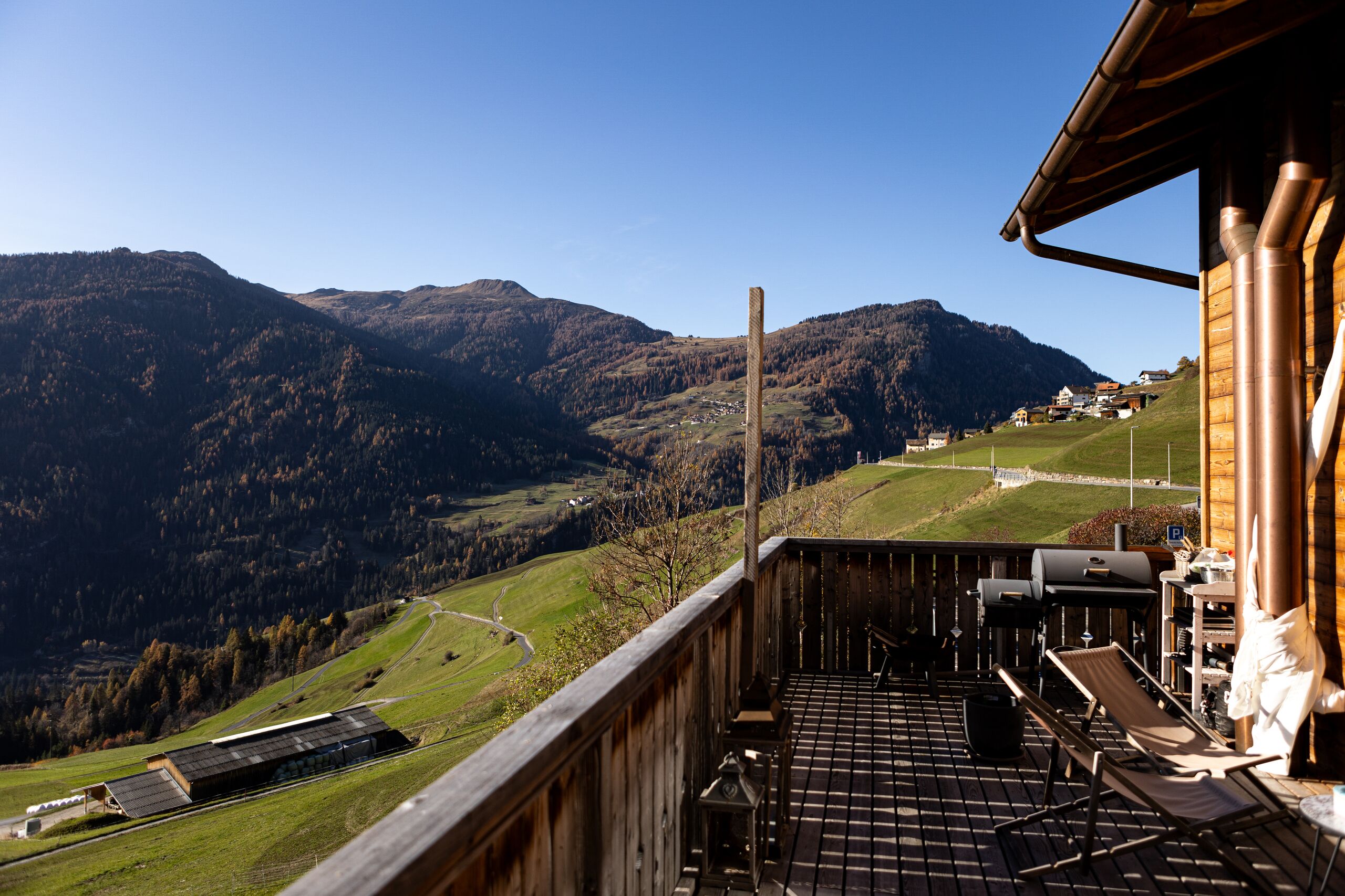 Berghütte mit Balkon und Panoramablick