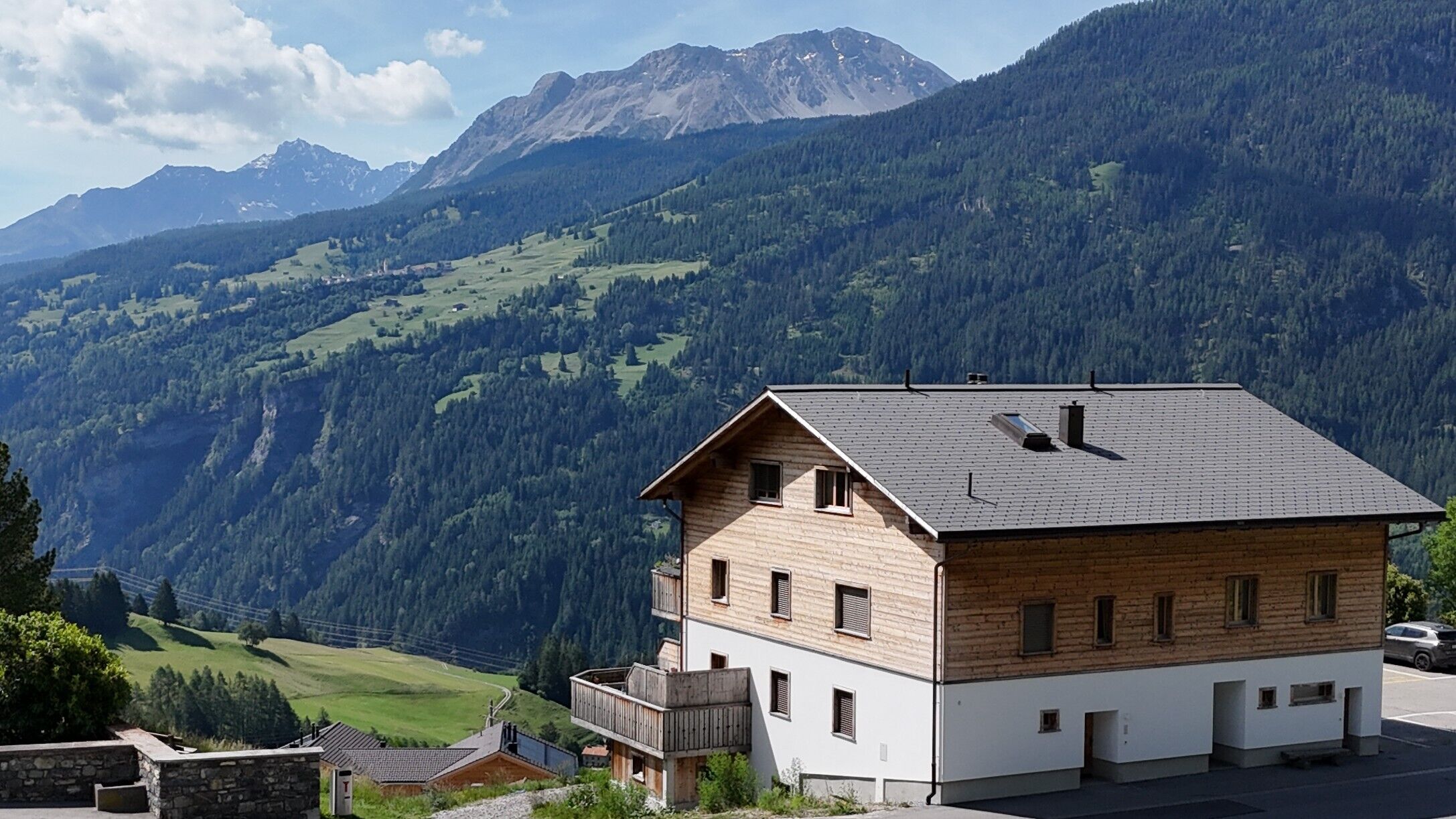 Alpenhaus mit Bergpanorama