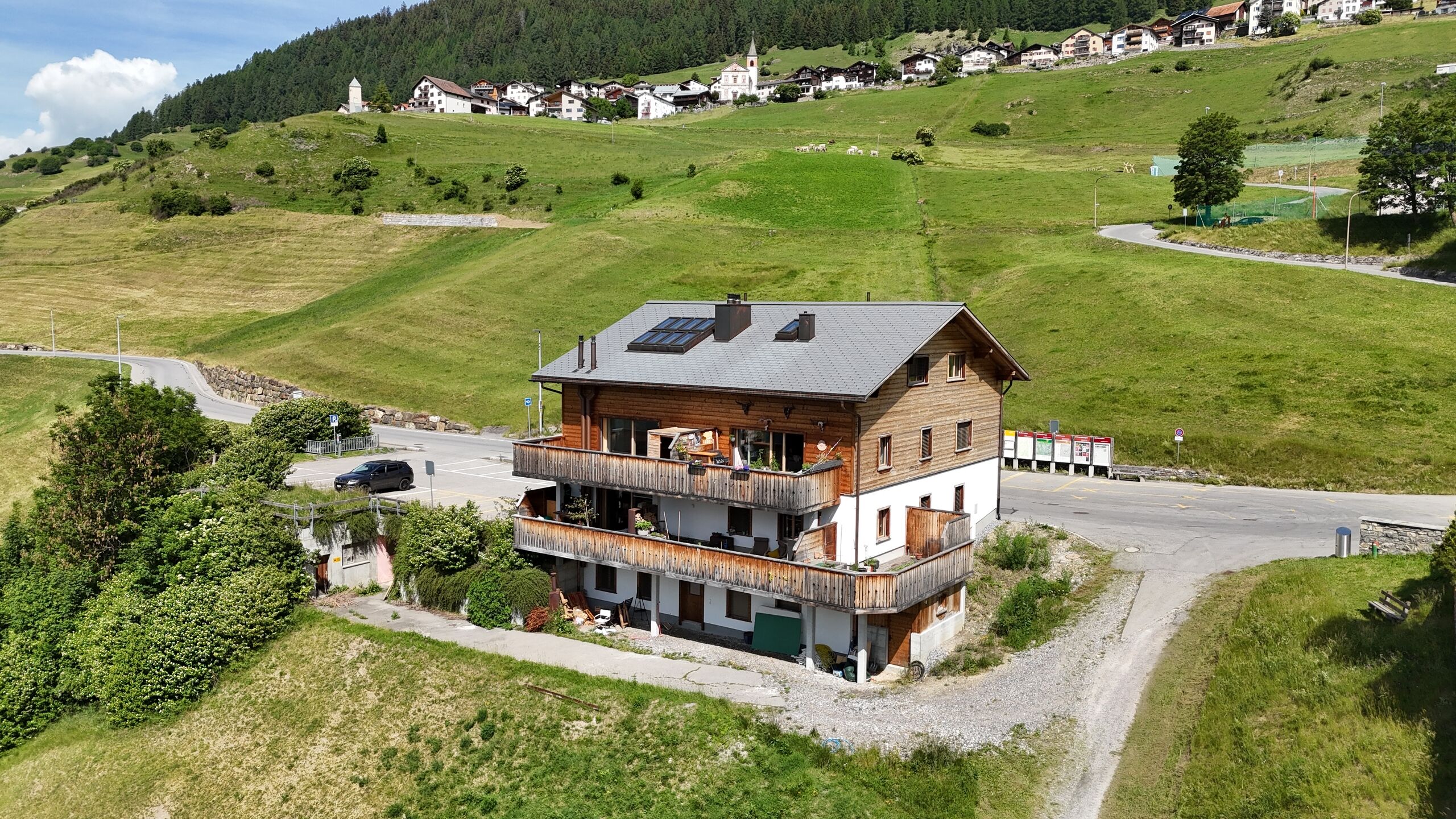 Bergchalet mit Balkon und Hanglage