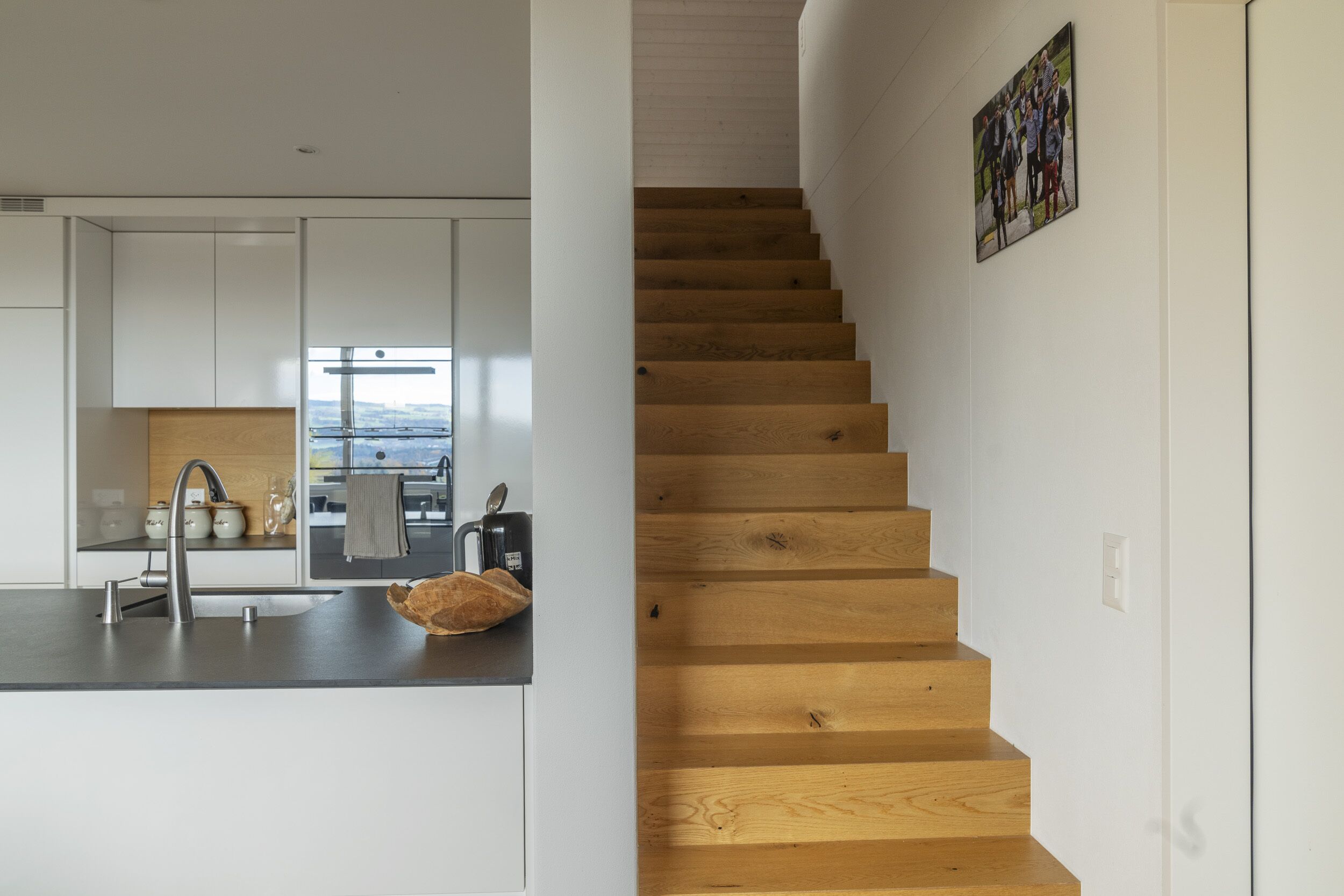 Moderne Küche mit Holztreppe