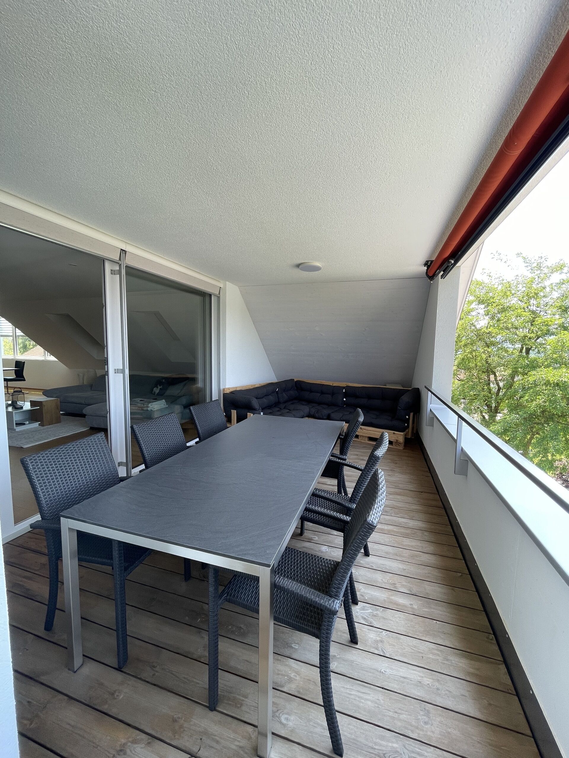 Überdachter Balkon mit Essgruppe