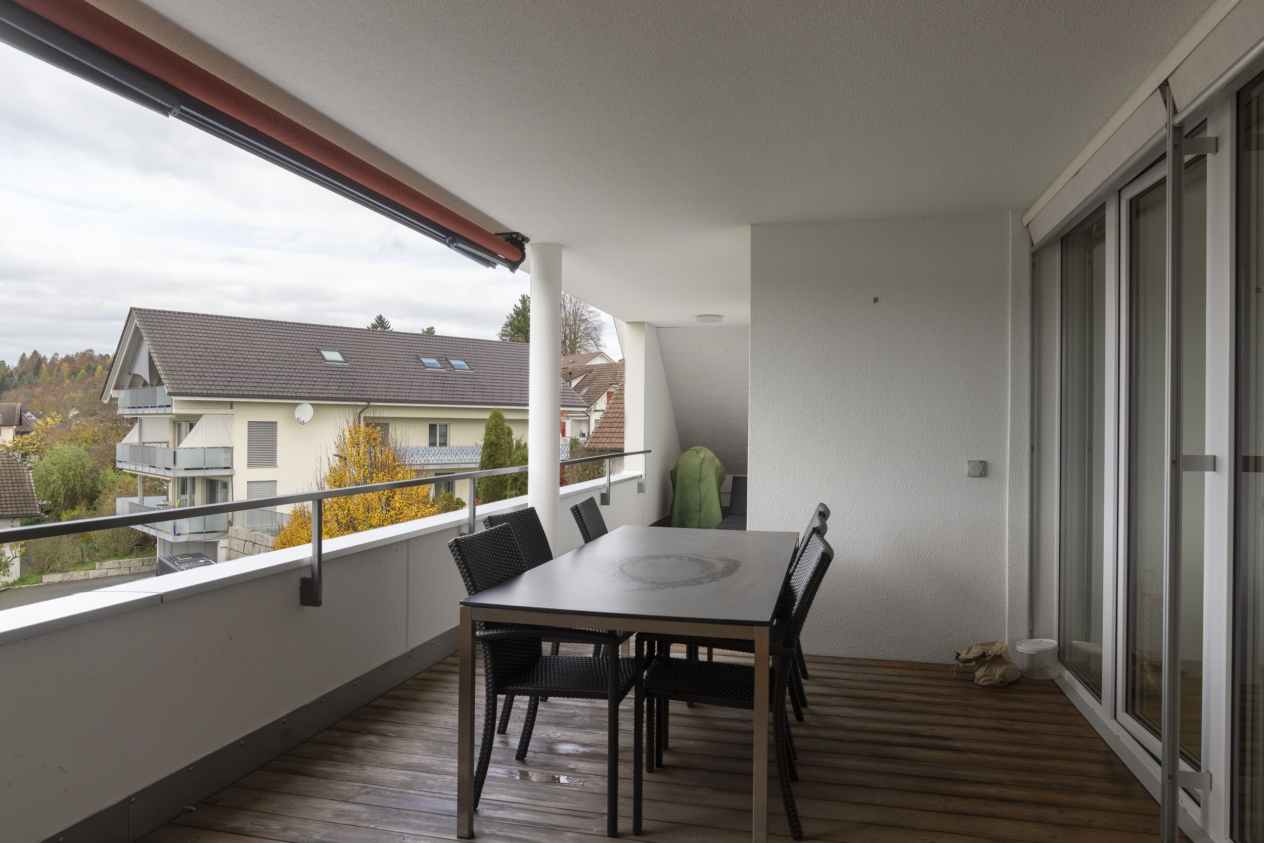 Überdachter Balkon mit Esstisch
